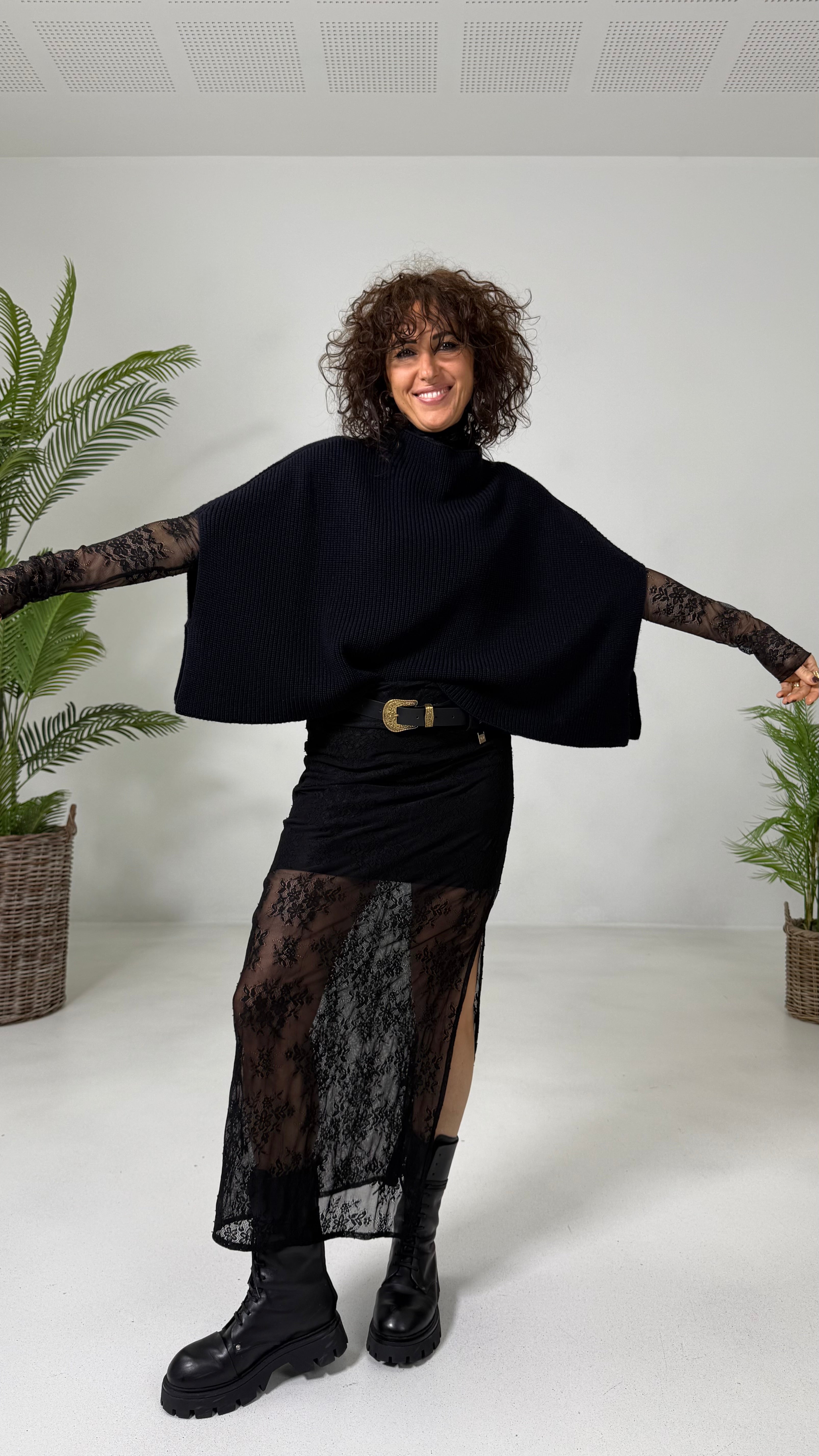 TWINSET CON LUPETTO IN PIZZO E TOP IN PUNTO MILANO LEGGERO