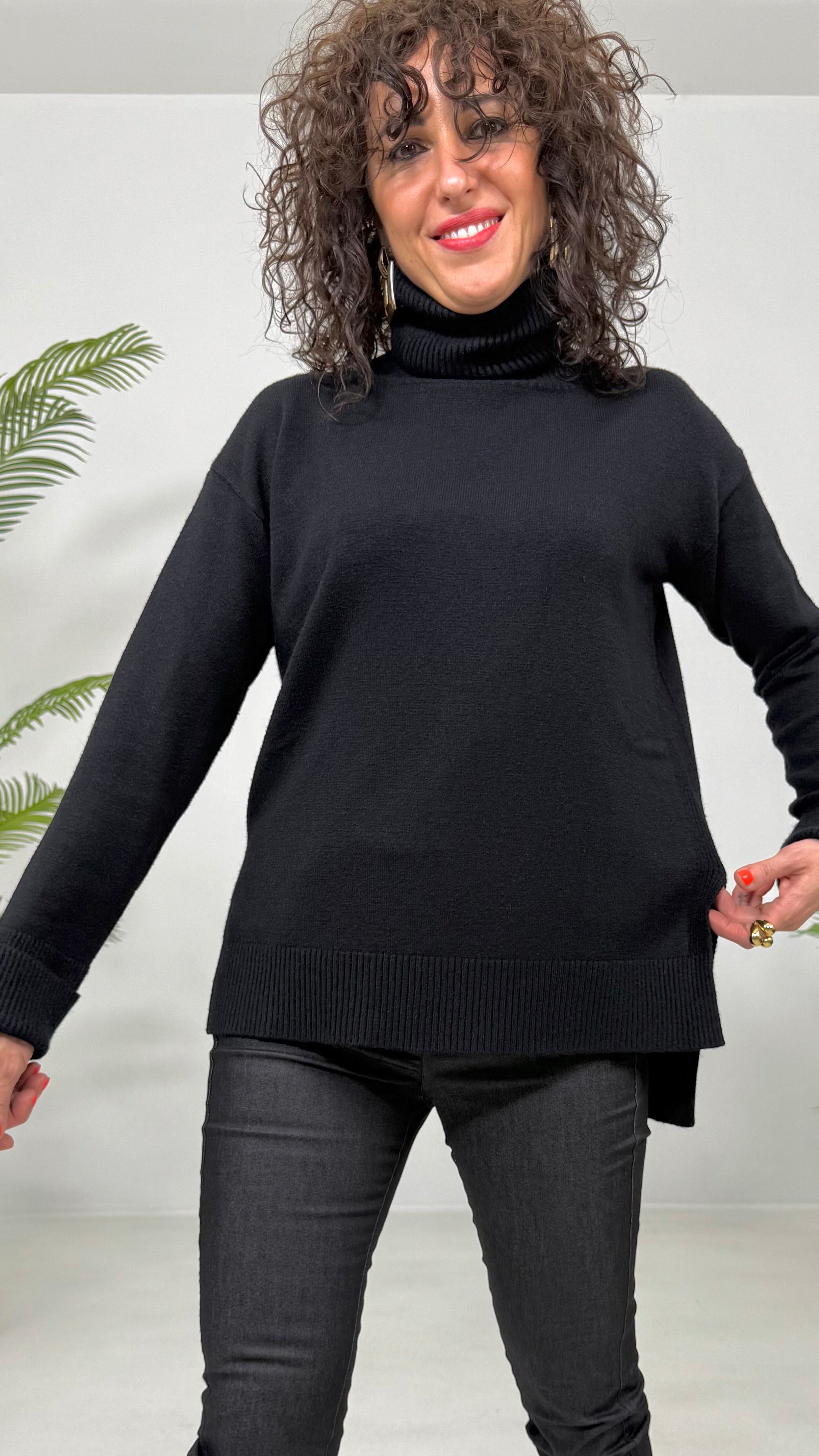 MAGLIONCINO QUADRATO IN CALDA VISCOSA COLLO ALTO E SPACCHI