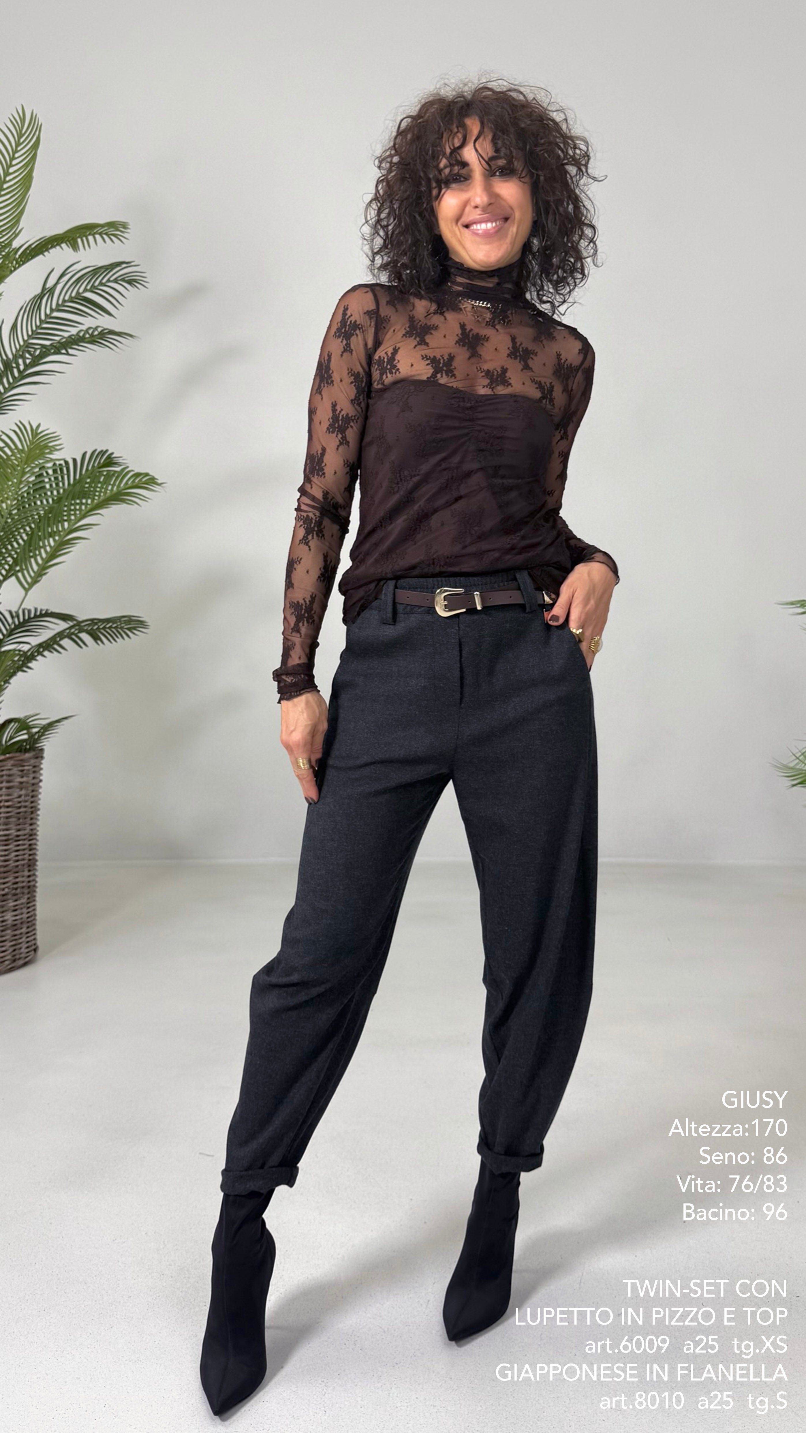 TWINSET CON LUPETTO IN PIZZO E TOP IN PUNTO MILANO LEGGERO