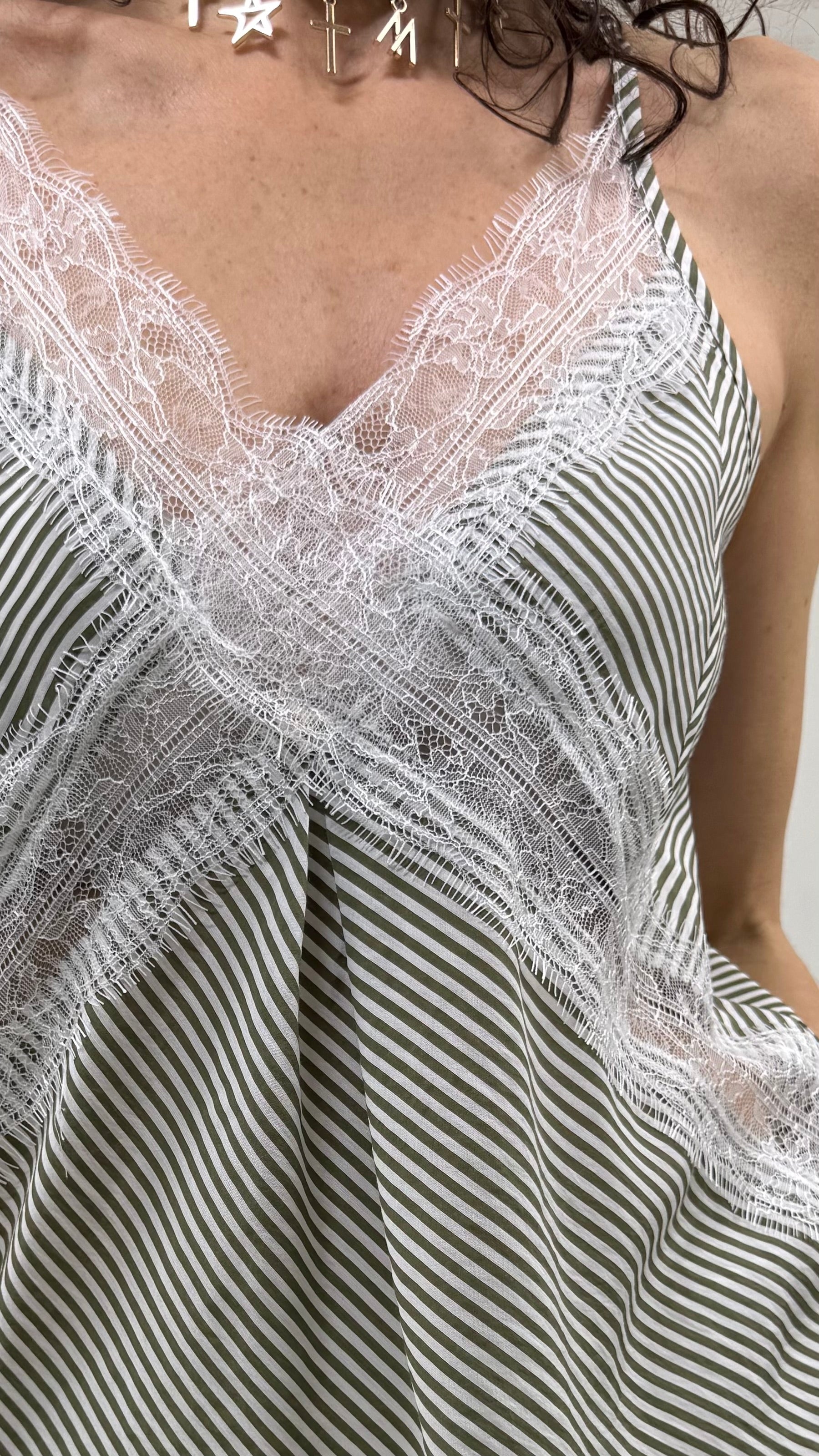 TOP A RIGHE CON PIZZO IN CONTRASTO