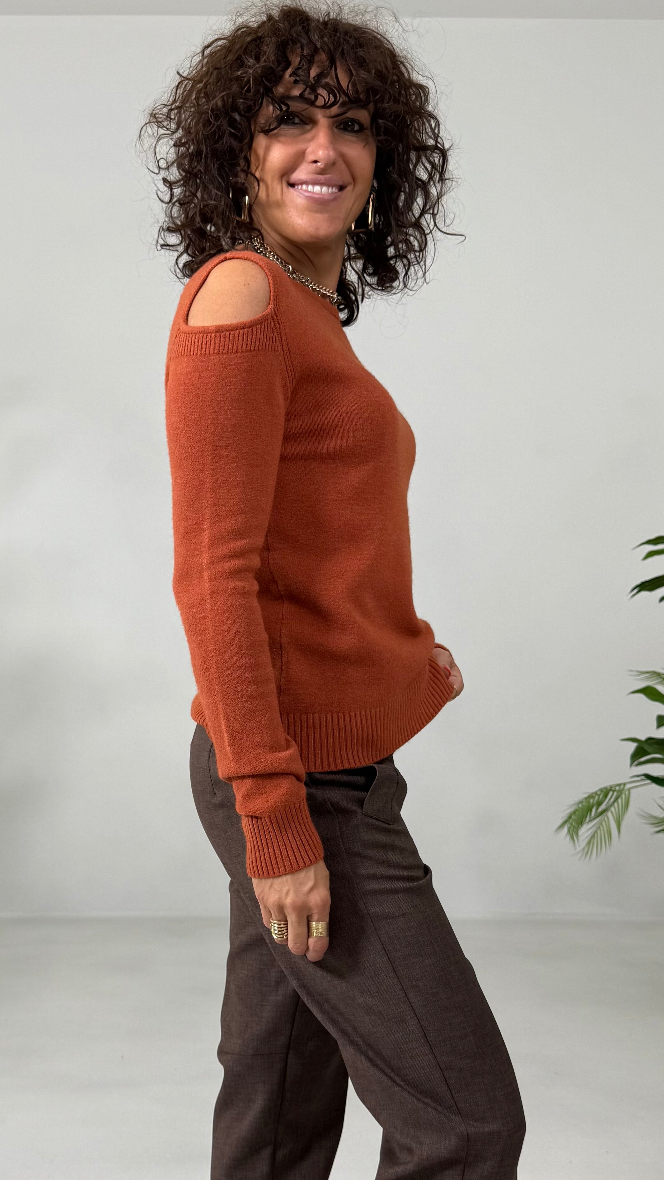 MAGLIA CON APERTURE SPALLE IN CALDA VISCOSA