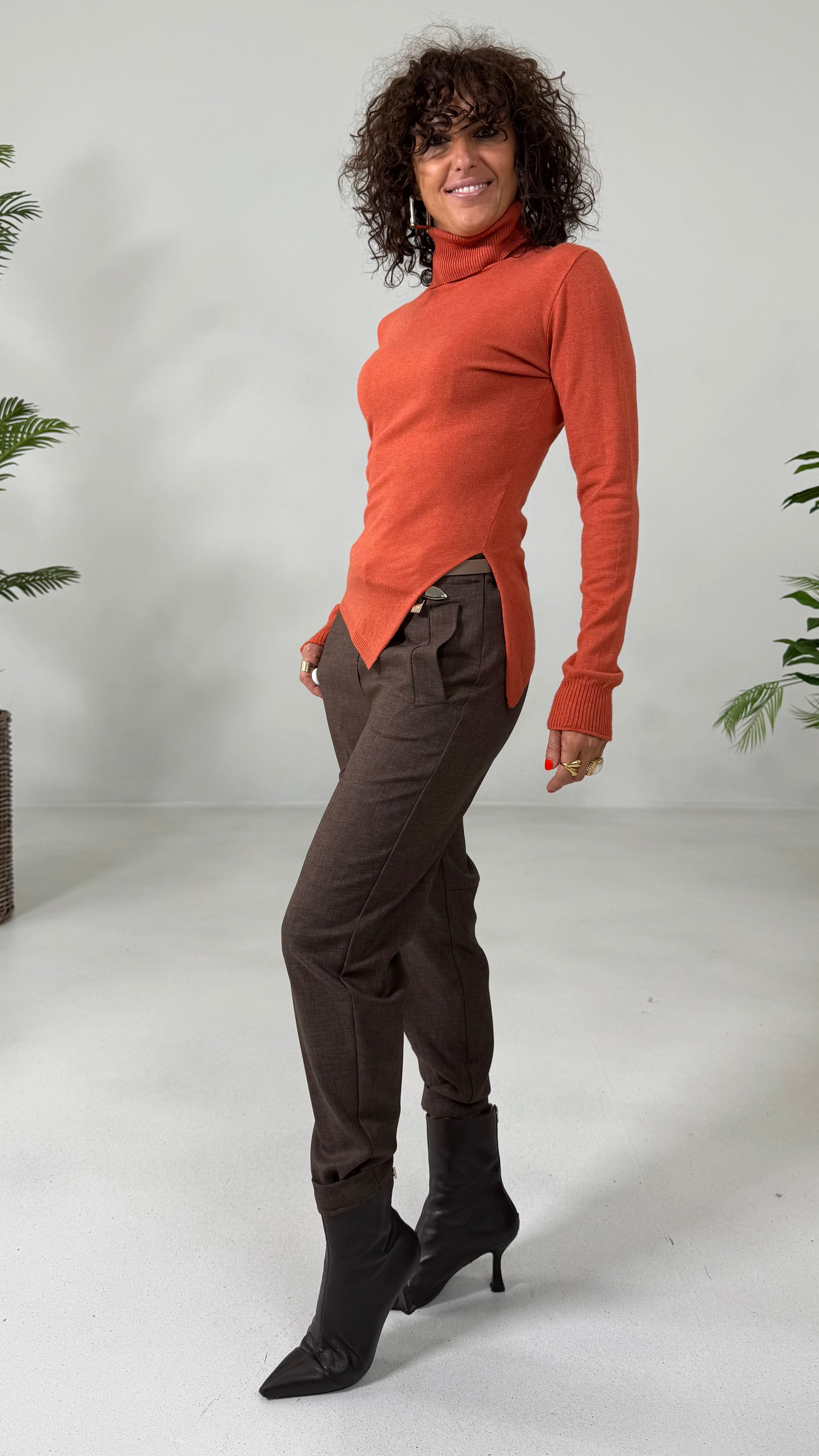 MAGLIA COLLO ALTO E SPACCO DAVANTI IN CALDA VISCOSA