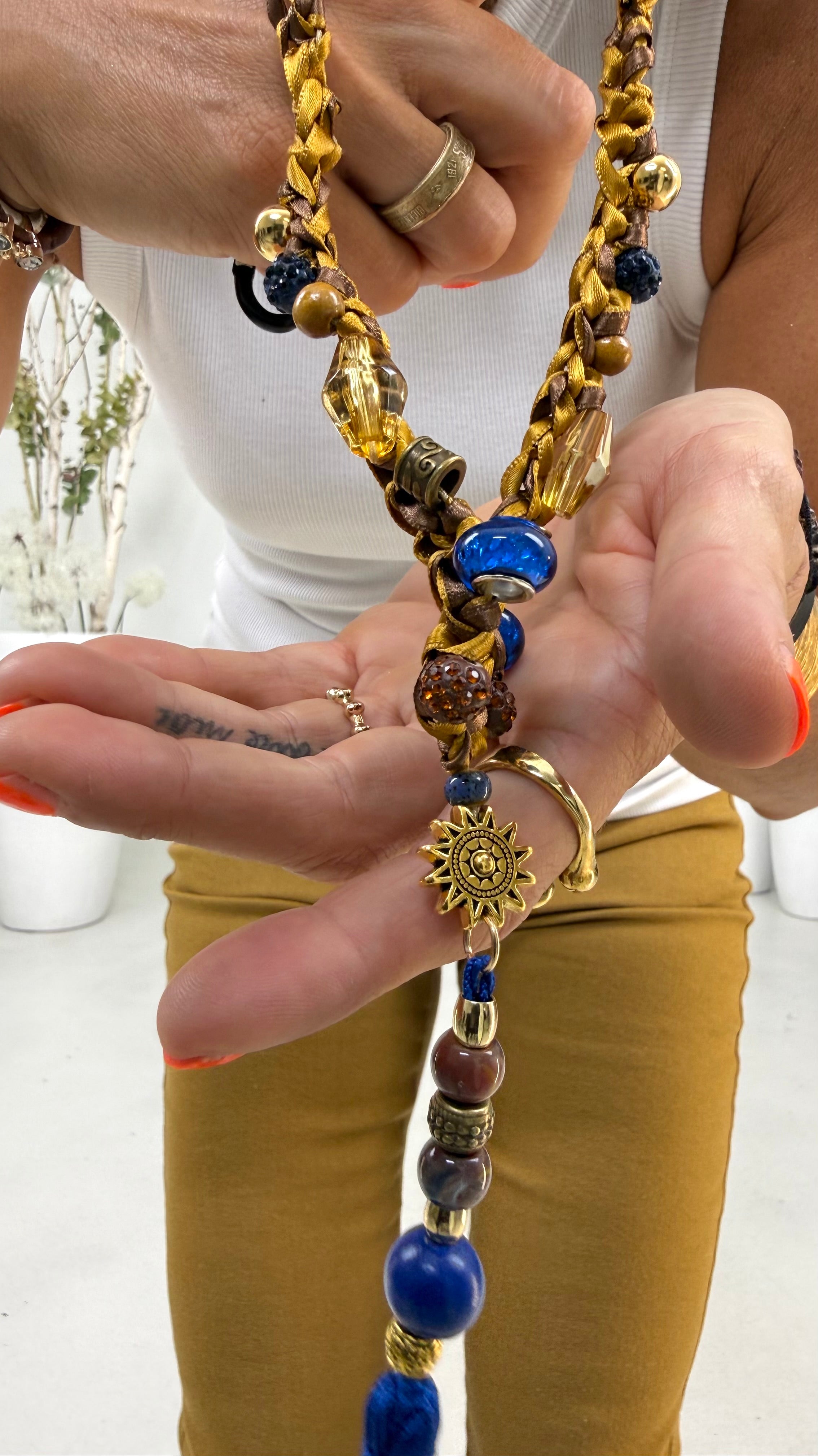 COLLANA UNCINETTO IN DOPPIO RASO CON PERLINE E NAPPA