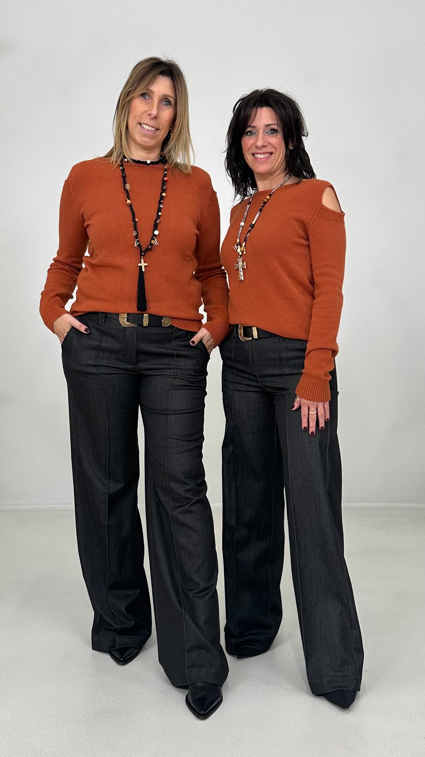 MAGLIA CON APERTURE SPALLE IN CALDA VISCOSA