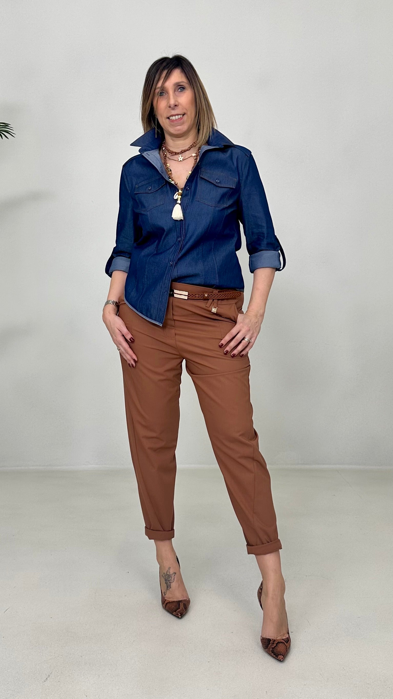 CAMICIA CON TASCHE IN JEANS ELASTICO