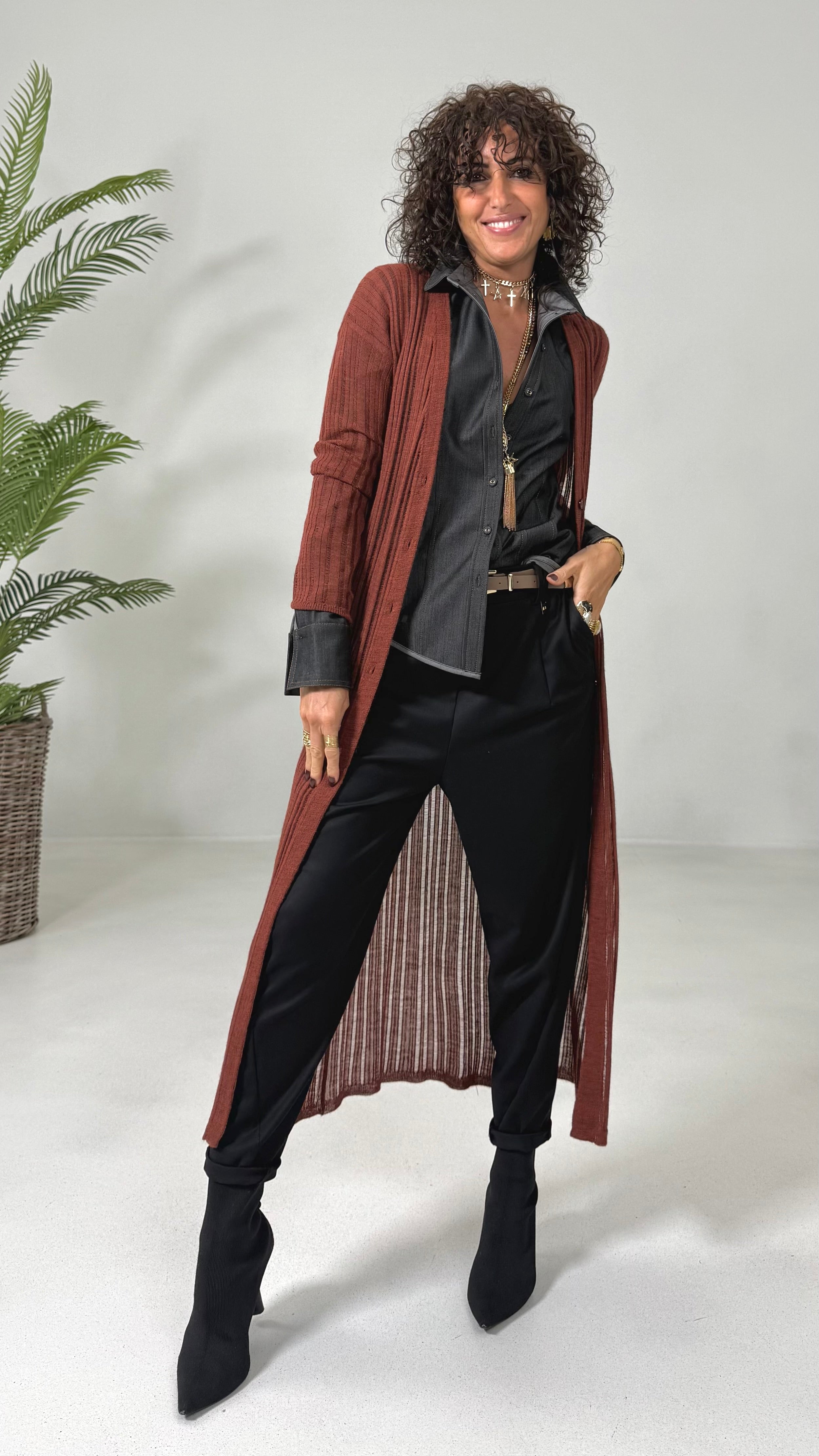 CAMICIA SFIANCATA IN JEANS SLEGATO CON IMPUNTURE