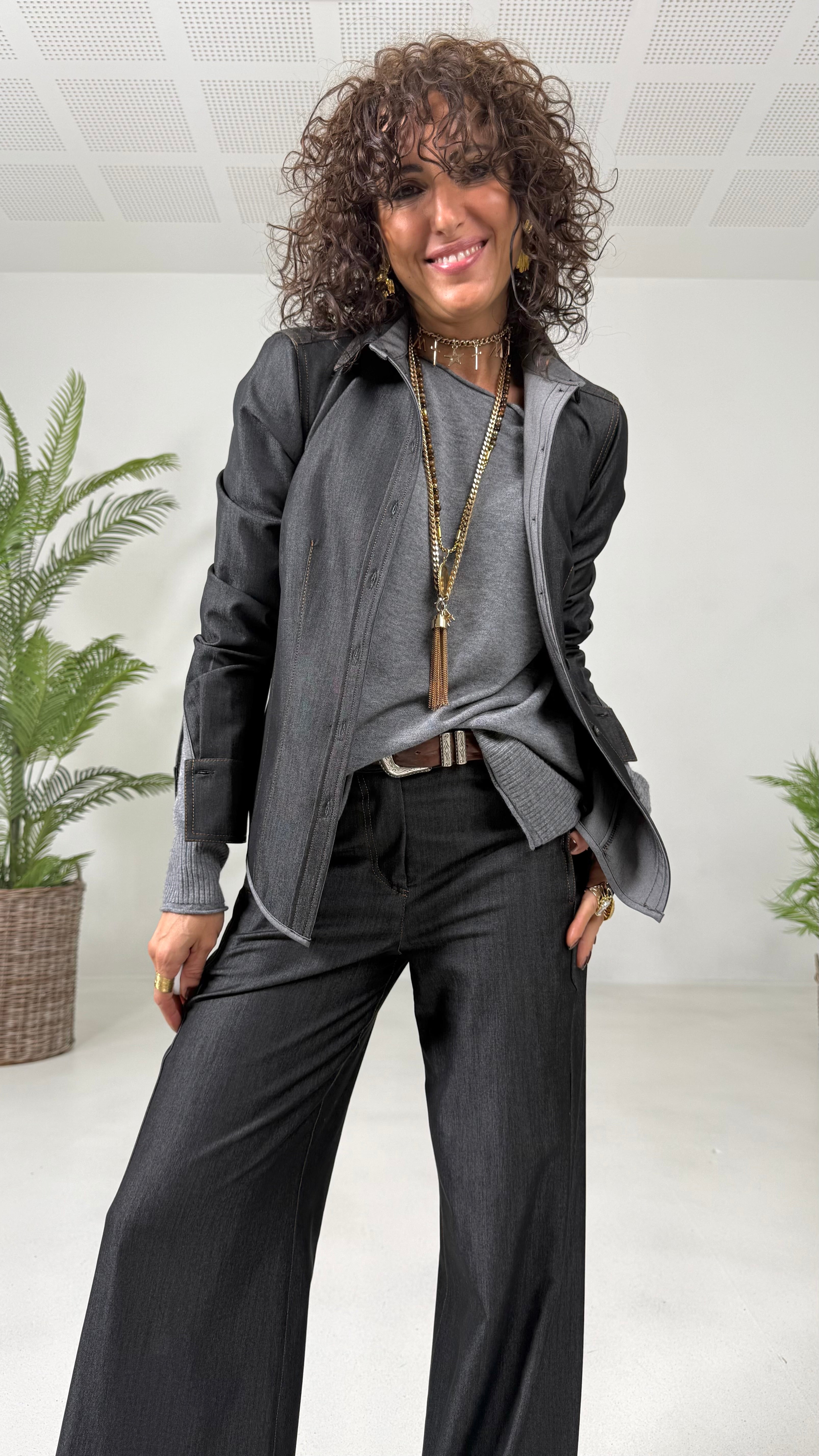 CAMICIA SFIANCATA IN JEANS SLEGATO CON IMPUNTURE