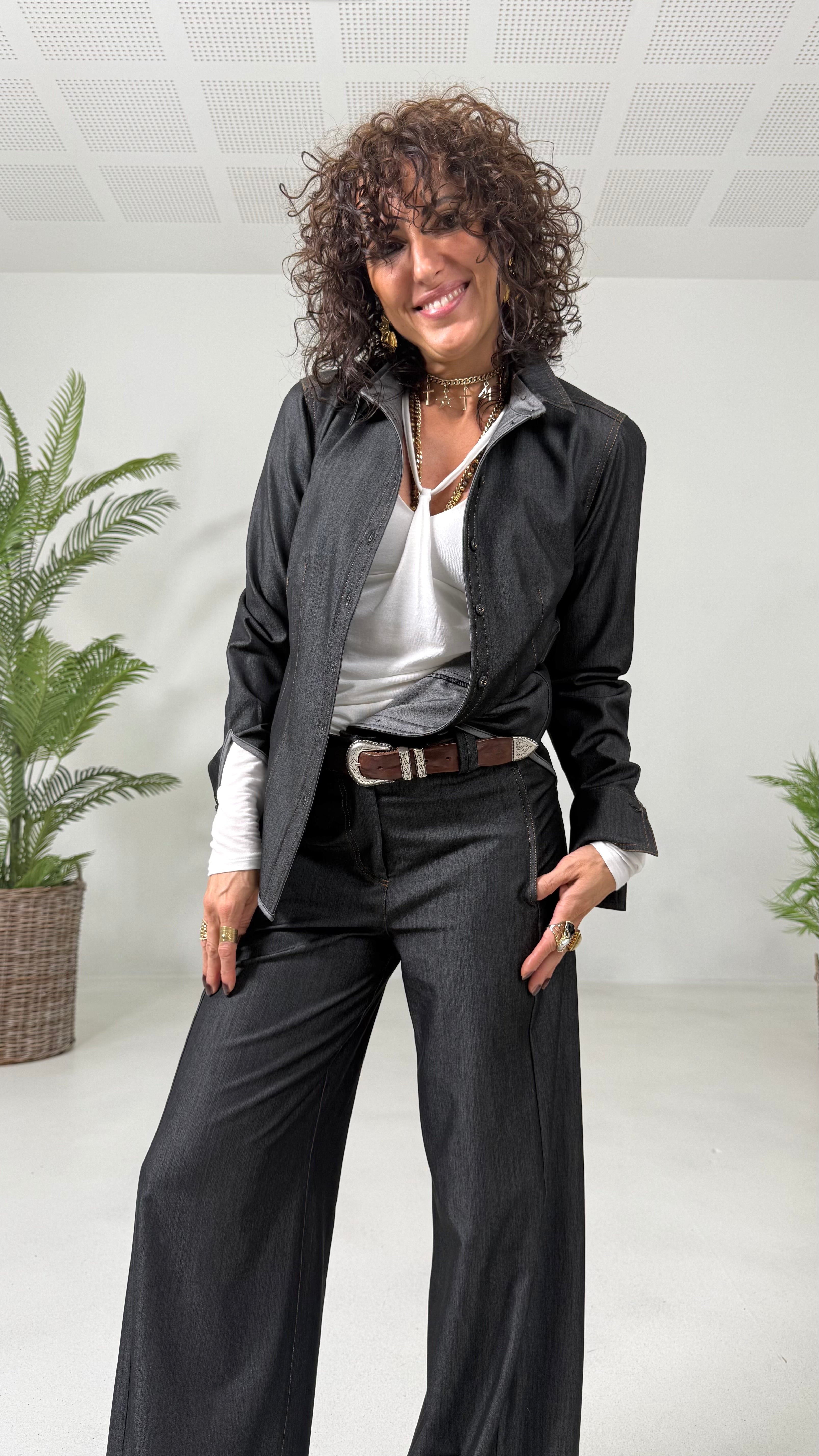 CAMICIA SFIANCATA IN JEANS SLEGATO CON IMPUNTURE