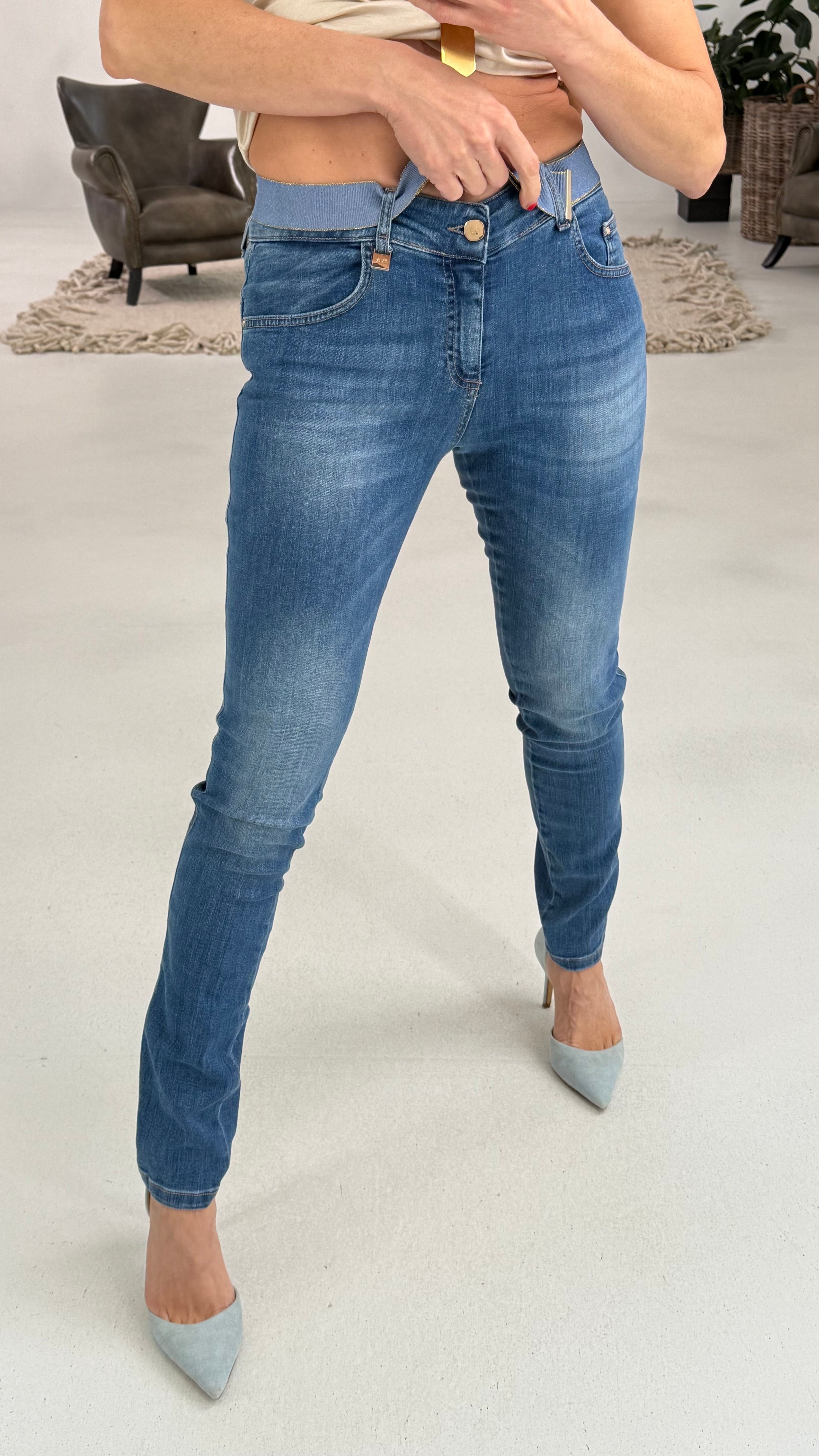 840 P25 BLU JEANS SKINNY SUPER STRETCH CON CARRE ARROTONDATO E FILETTI DIETRO