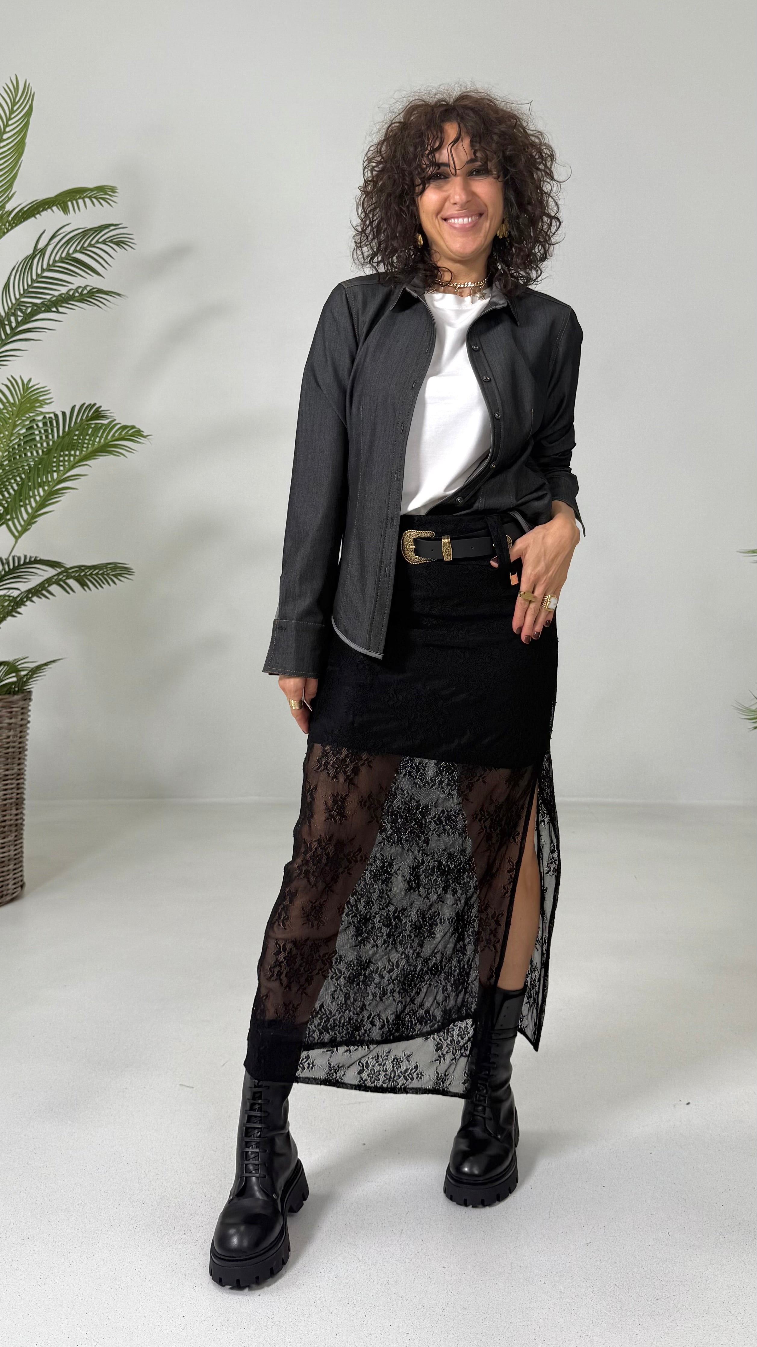 CAMICIA SFIANCATA IN JEANS SLEGATO CON IMPUNTURE