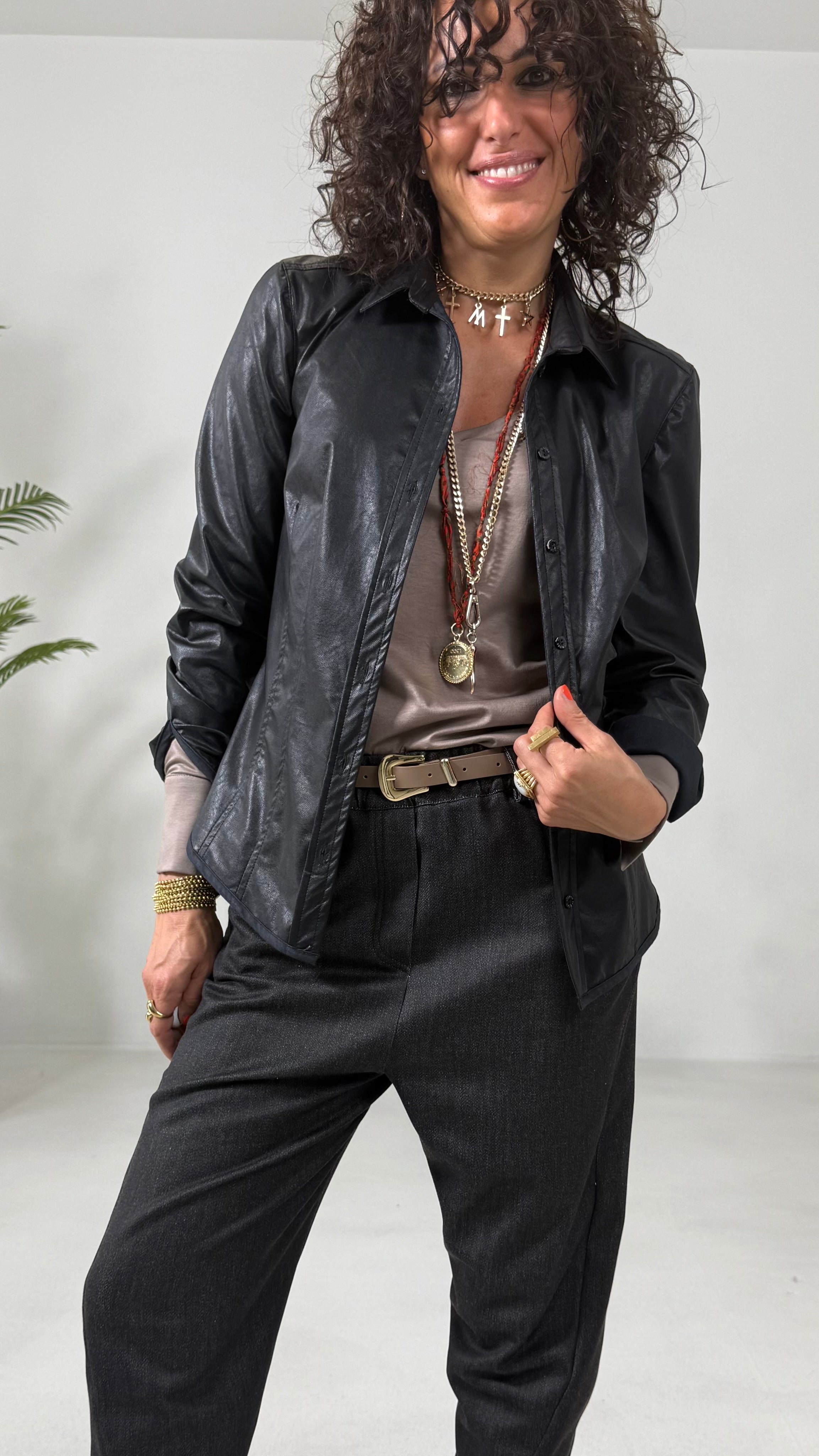 CAMICIA SFIANCATA IN FINTA PELLE LEGGERA
