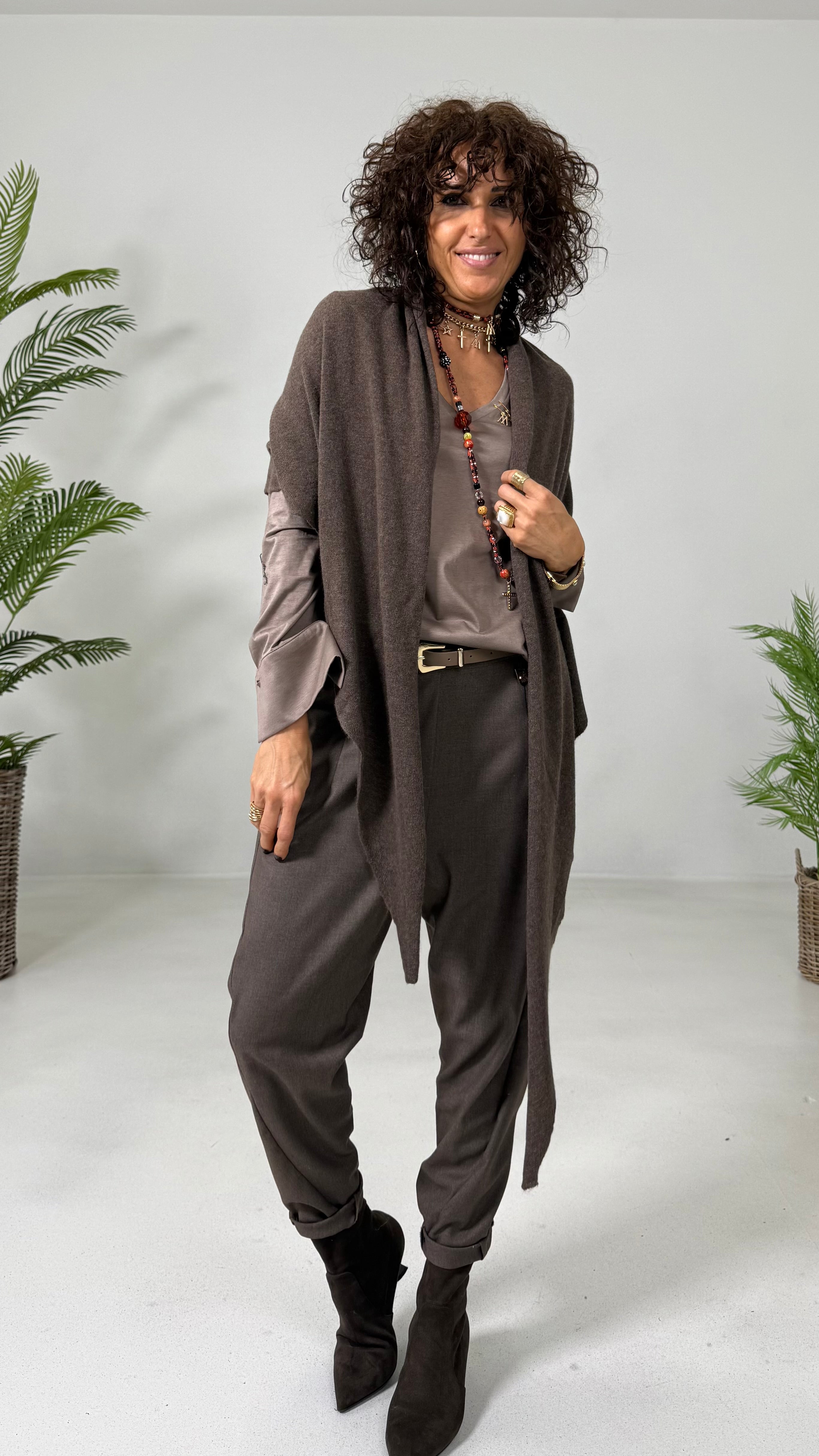 T-SHIRT BASICA CON SCOLLO A V IN JERSEY MODAL