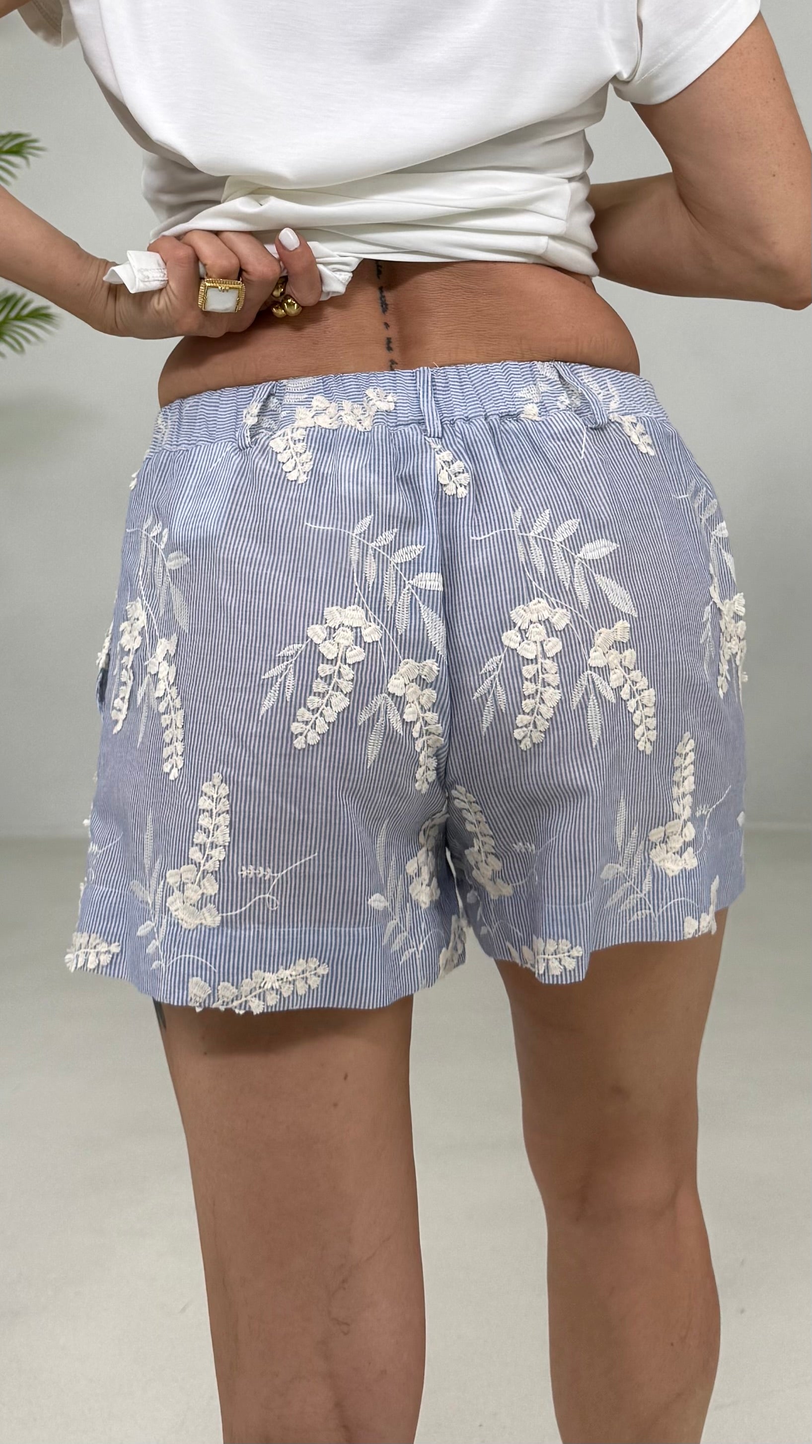 SHORTS IN MICRORIGA COTONE RICAMATO