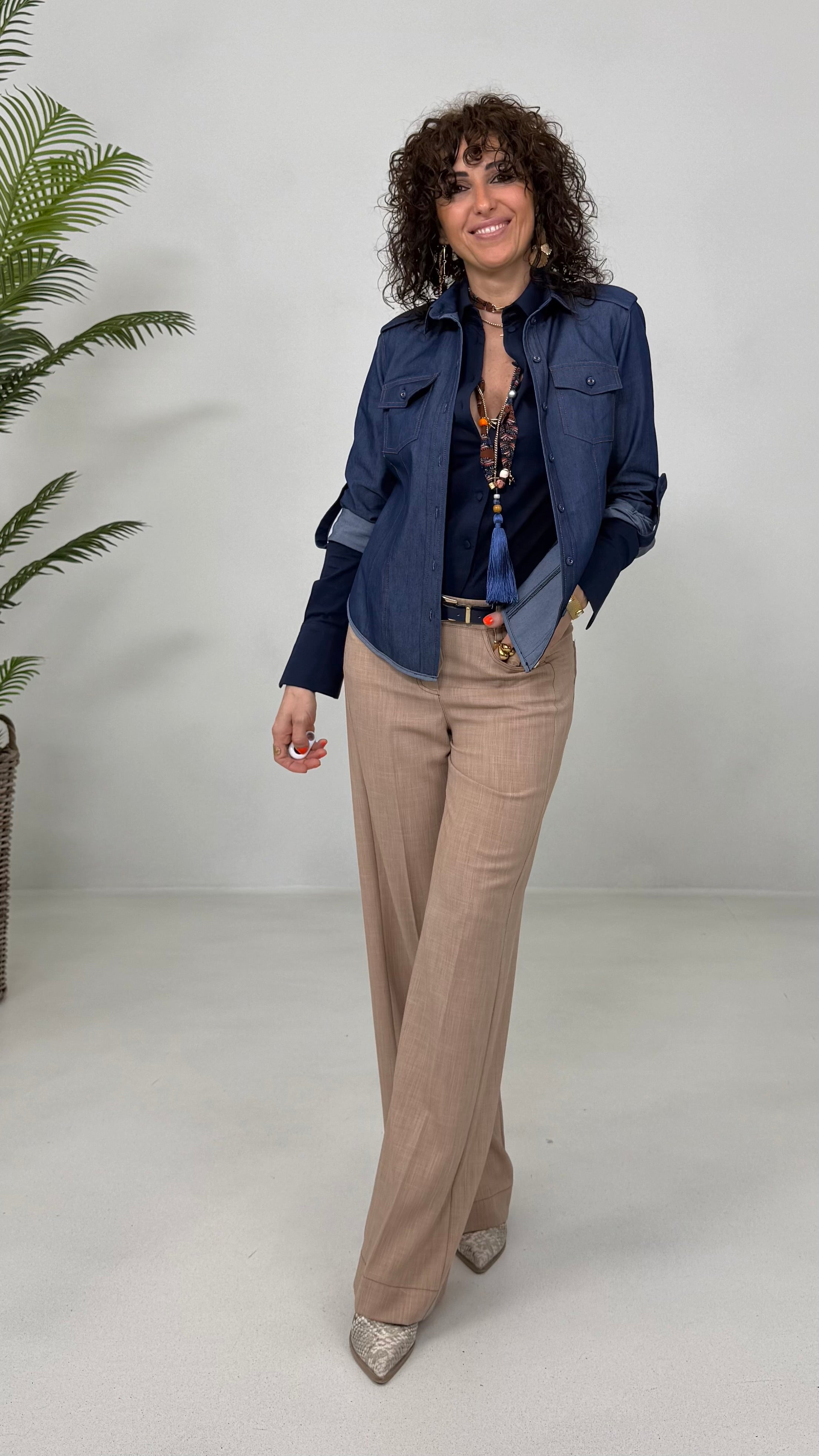 CAMICIA CON TASCHE IN JEANS ELASTICO