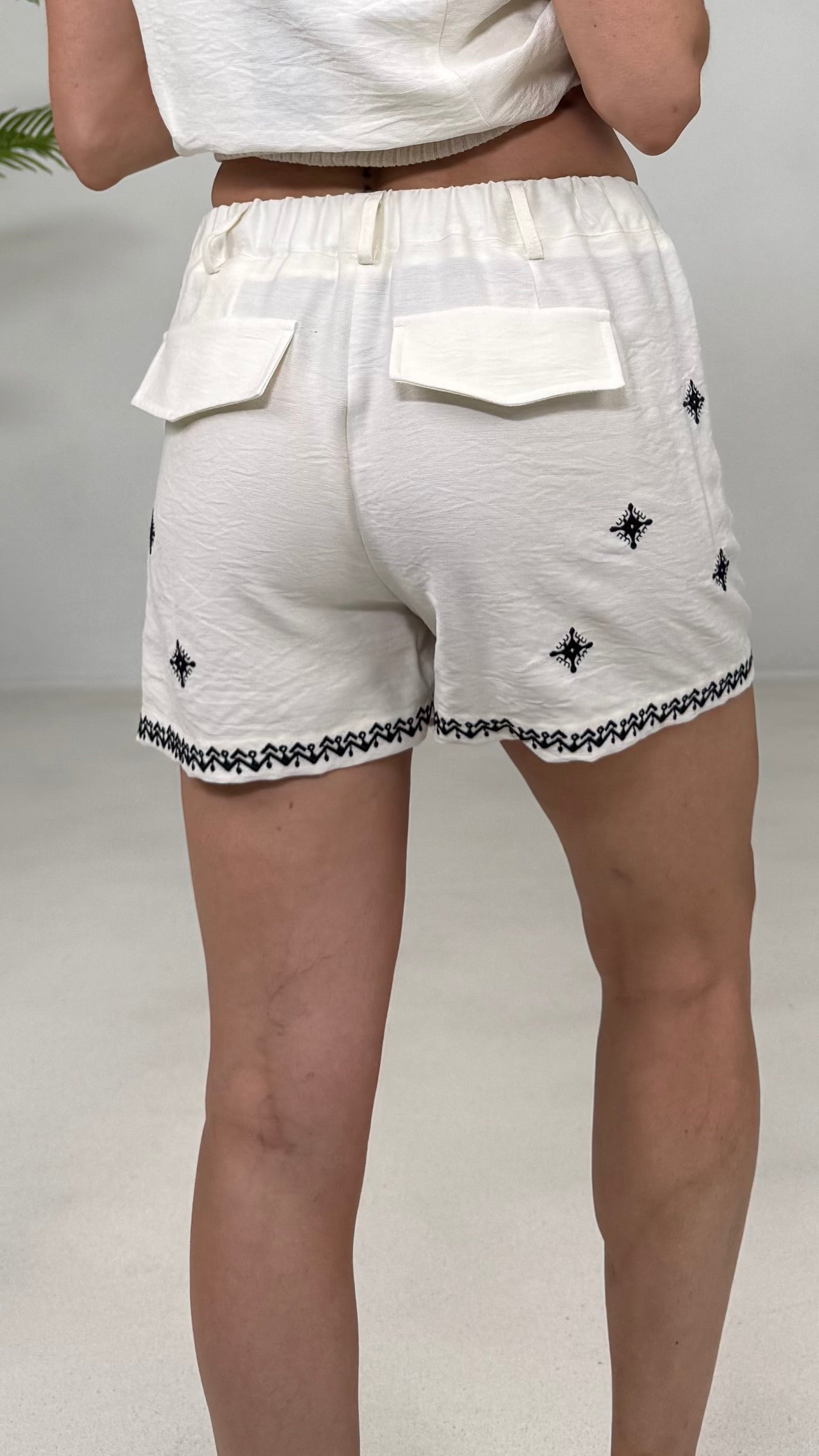 SHORTS IN VISCOSA CRASH CON RICAMI