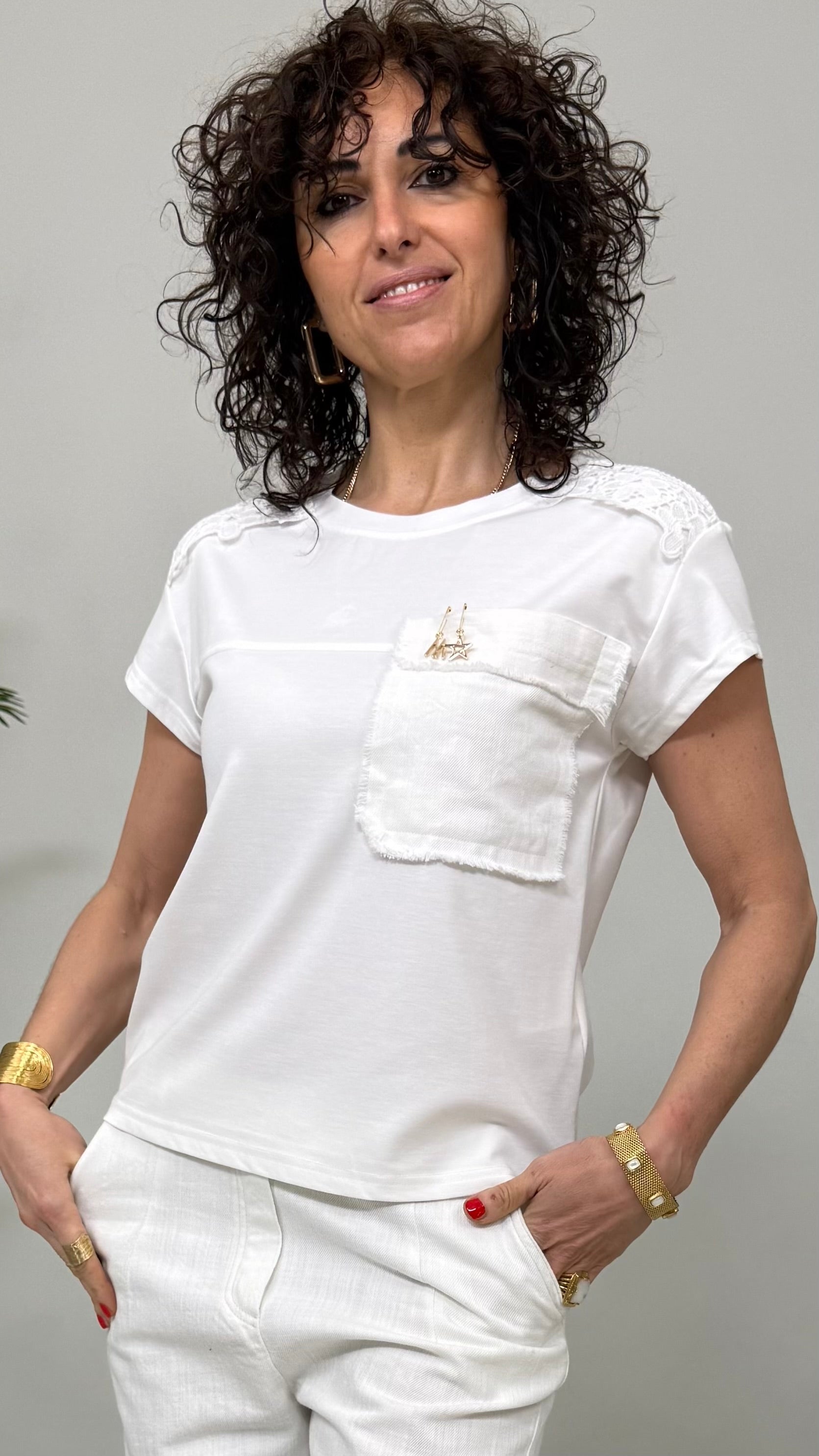 T-SHIRT IN JERSEY VISCOSA CON DETTAGLIO TASCA JEANS