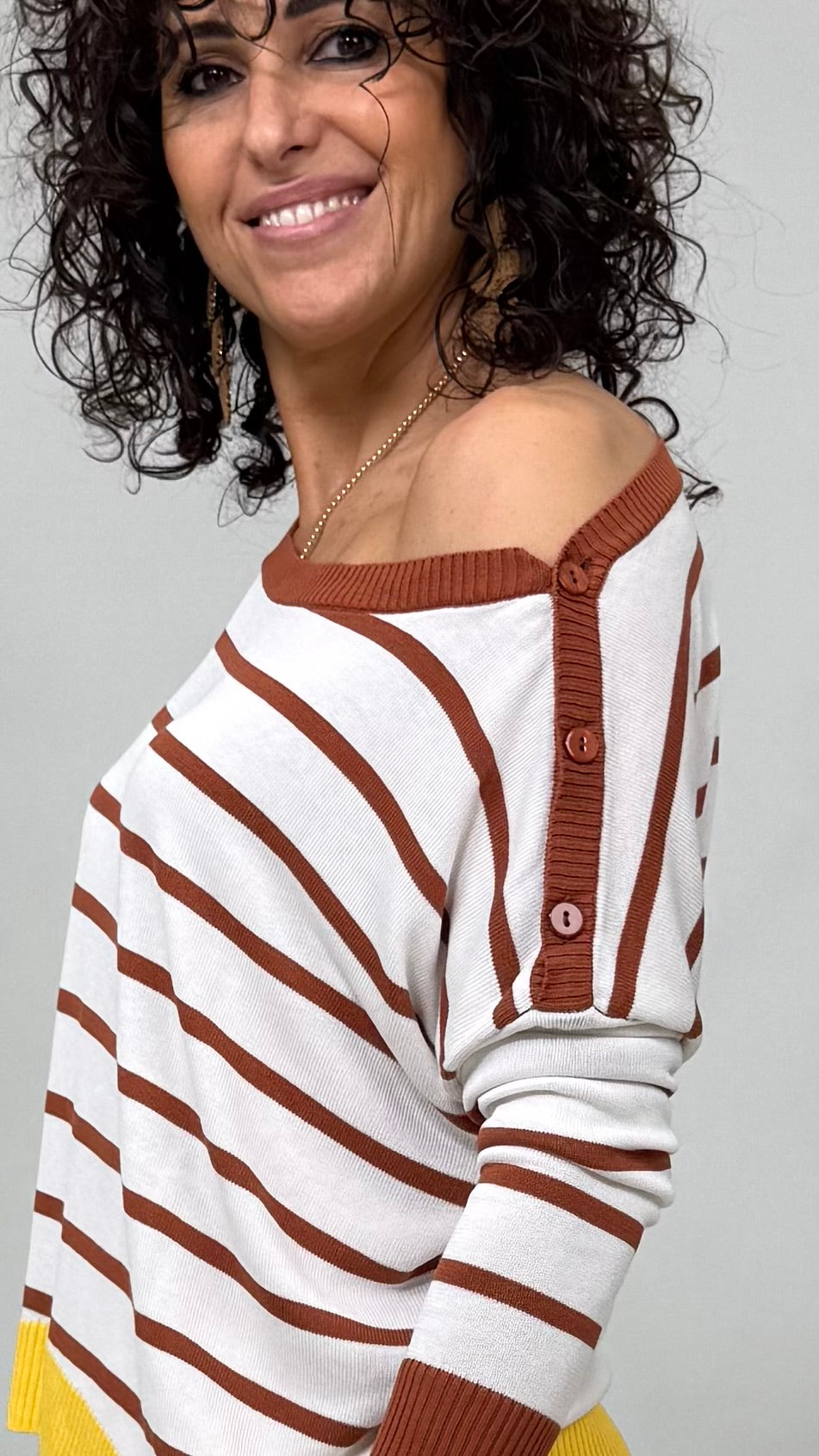 MAGLIA IN VISCOSA CON BORDO GIALLO