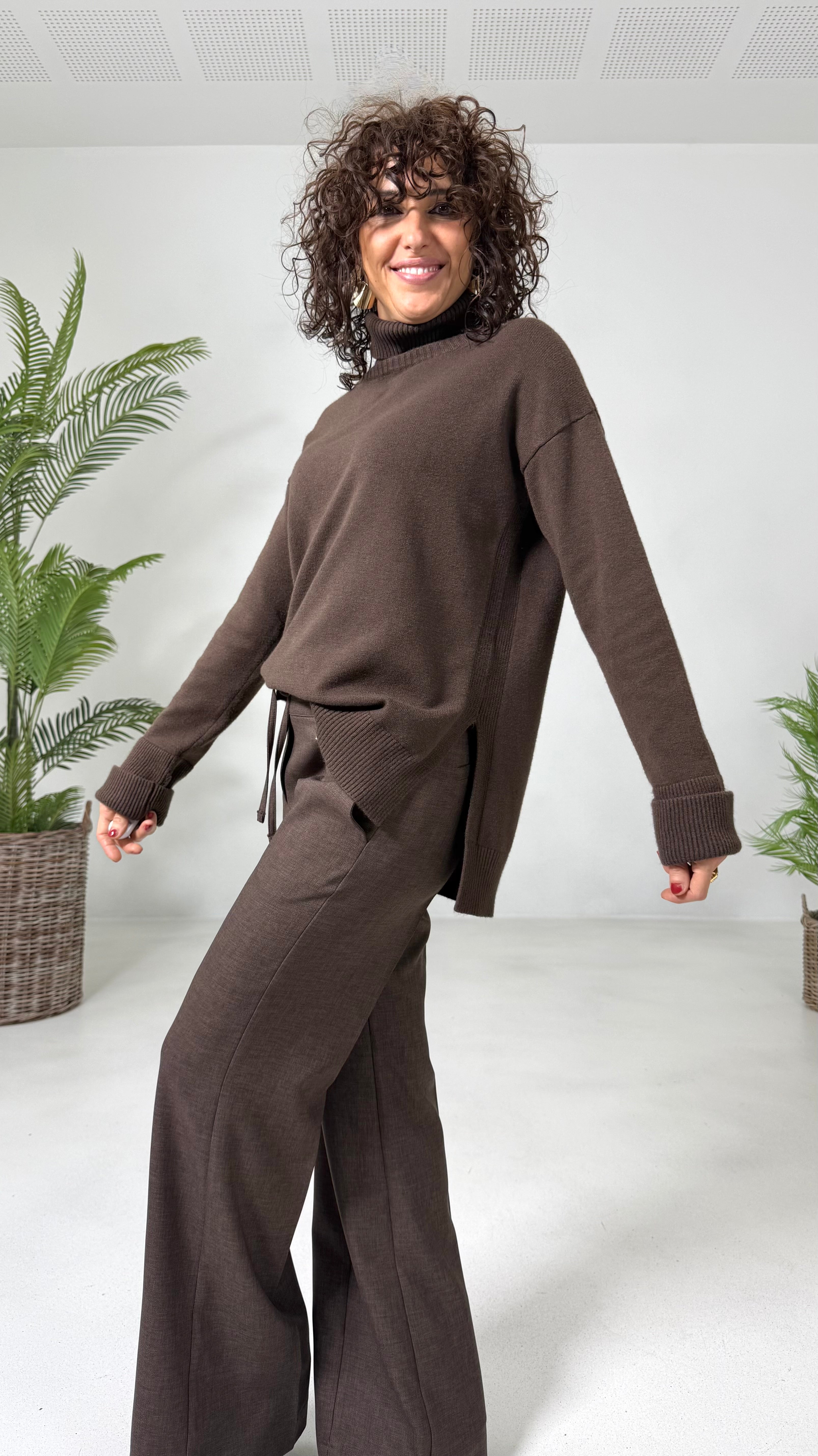 MAGLIONCINO QUADRATO IN CALDA VISCOSA COLLO ALTO E SPACCHI