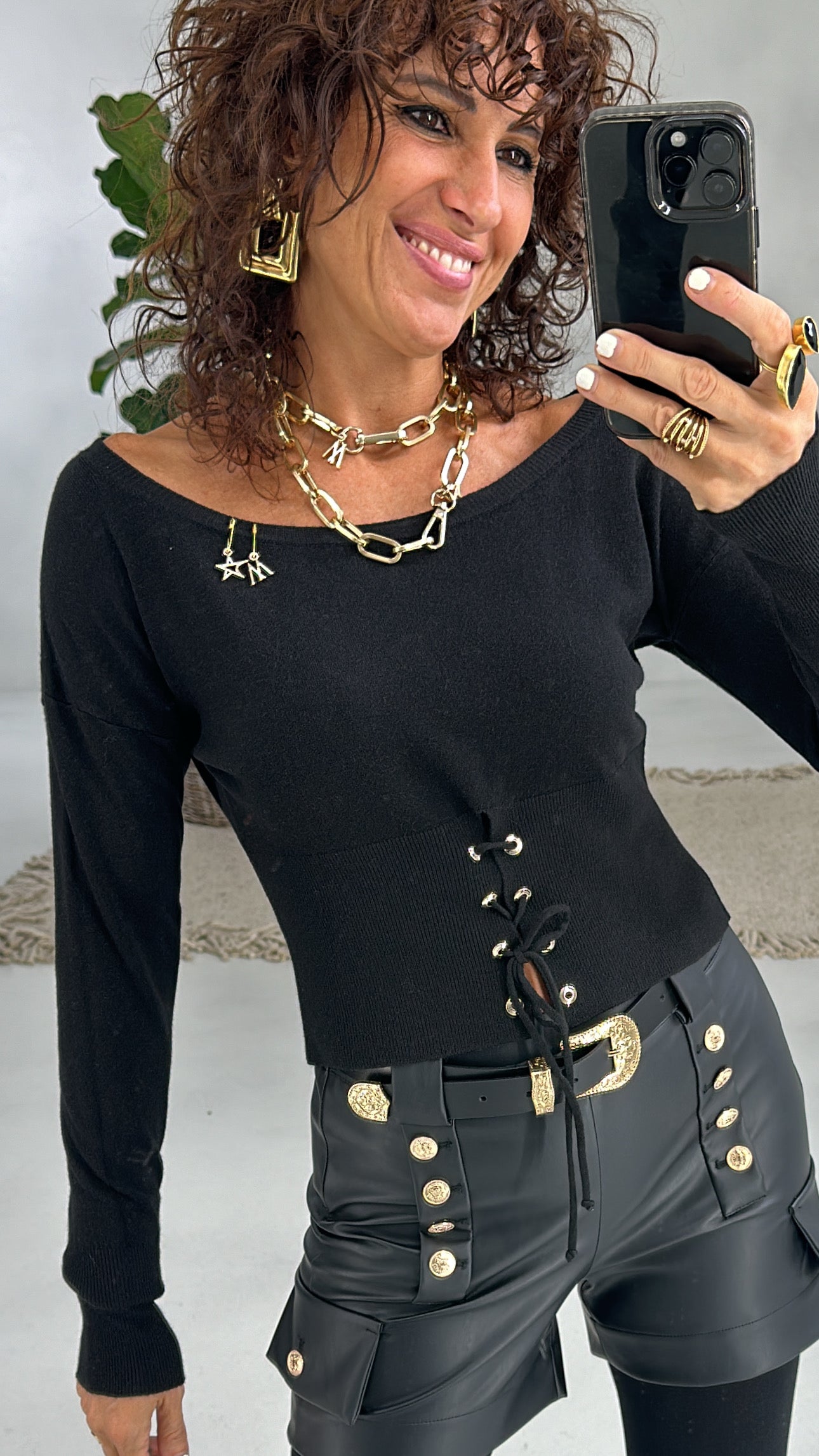 NERO MAGLIA IN CALDA VISCOSA CON ANELLI A VELA DAVANTI E MANICHE PIPISTRELLO