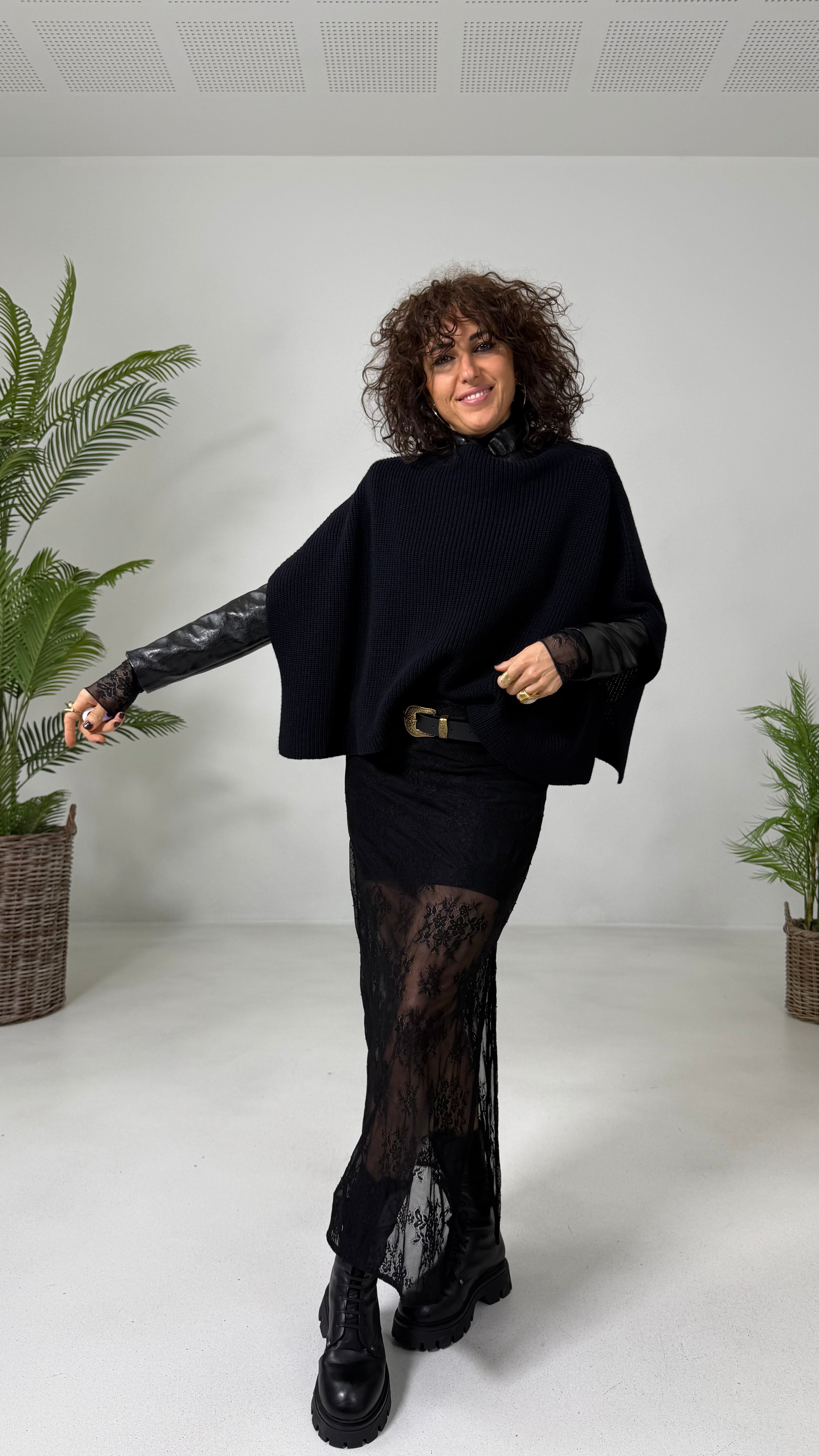 TWINSET CON LUPETTO IN PIZZO E TOP IN PUNTO MILANO LEGGERO