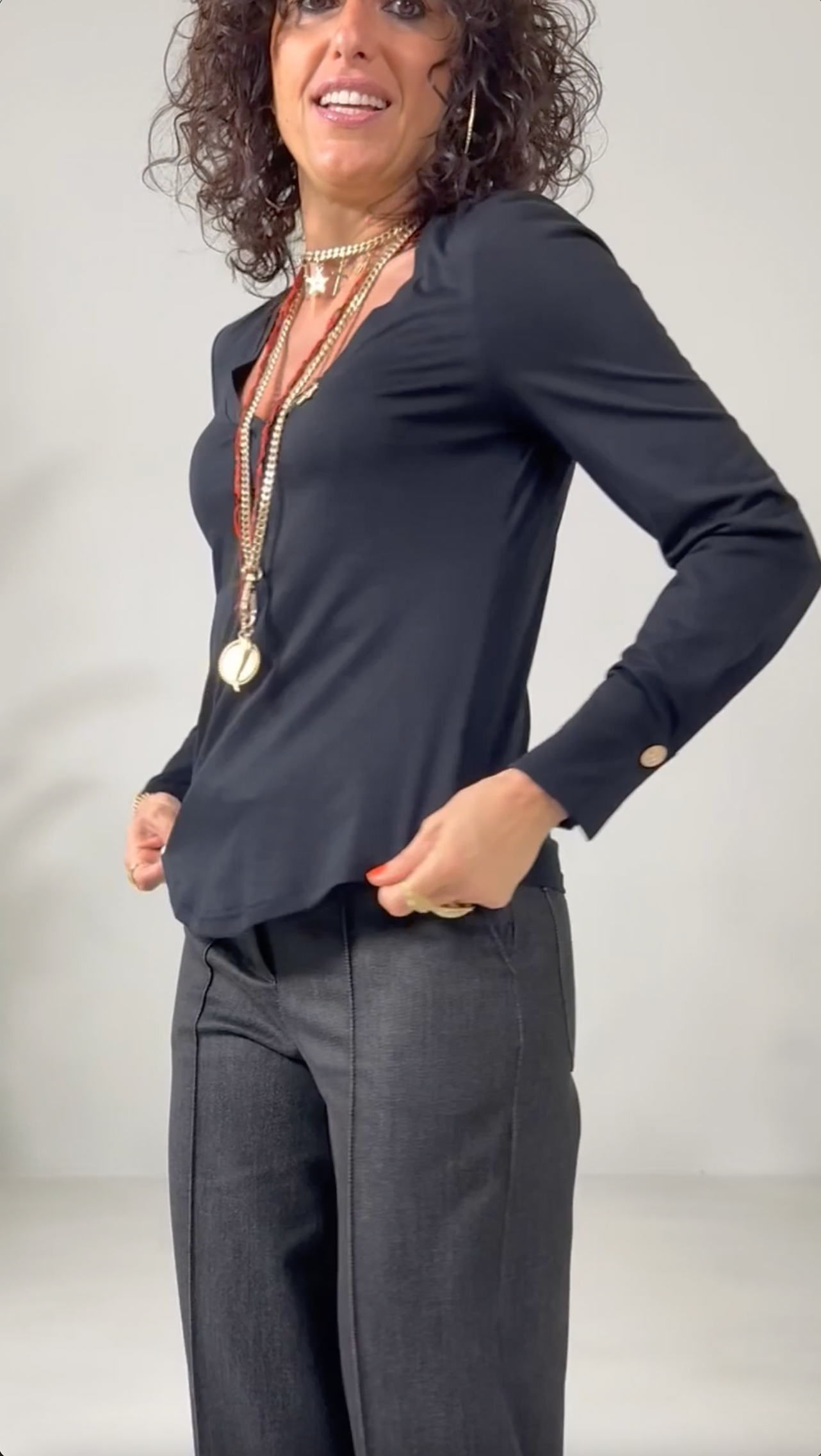 T-SHIRT BASICA CON SCOLLO A V IN JERSEY MODAL