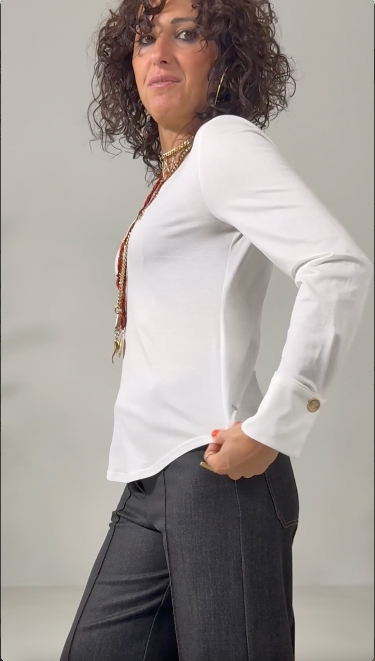 T-SHIRT BASICA CON SCOLLO A V IN JERSEY MODAL