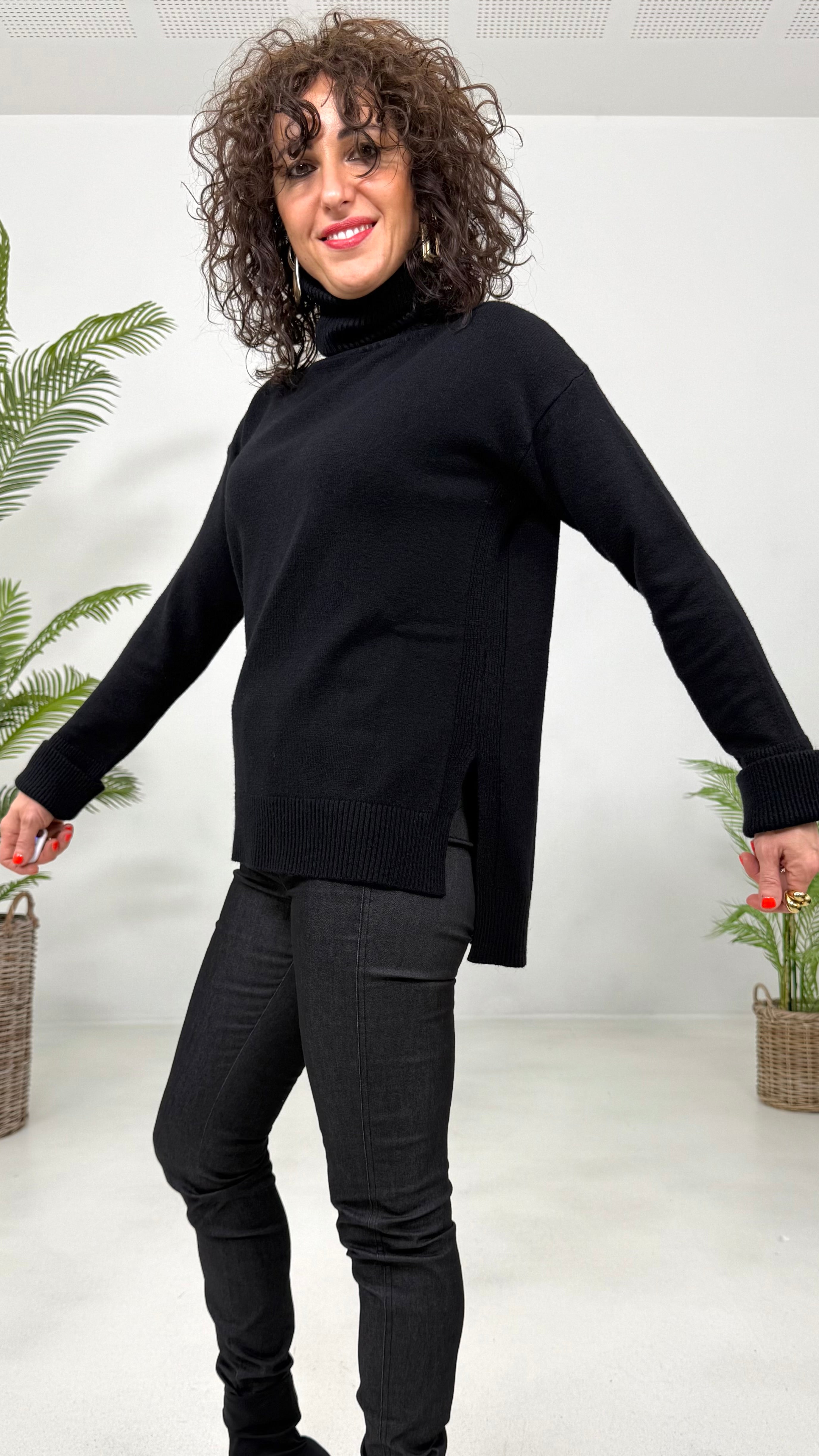 MAGLIONCINO QUADRATO IN CALDA VISCOSA COLLO ALTO E SPACCHI