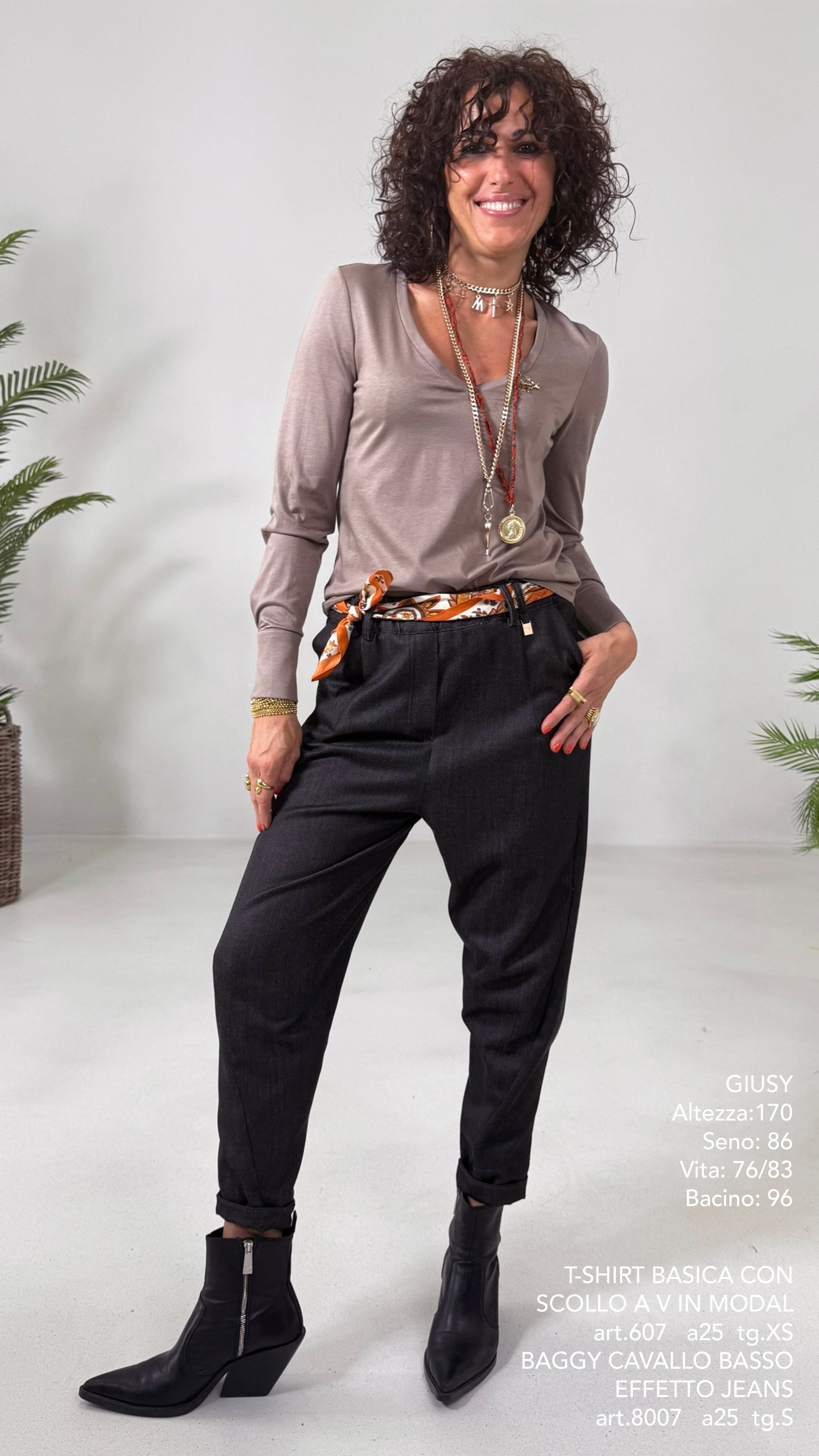 T-SHIRT BASICA CON SCOLLO A V IN JERSEY MODAL