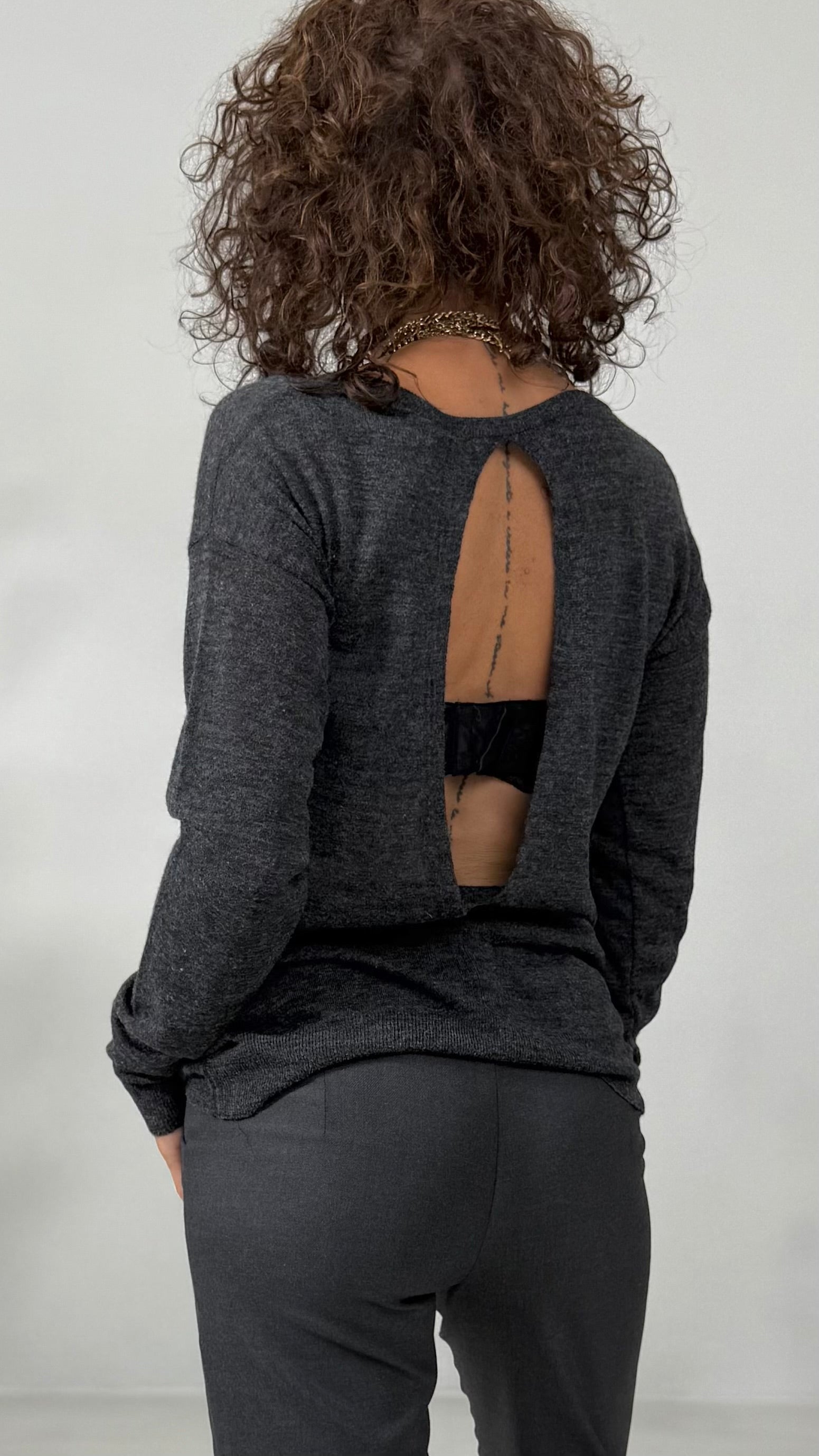 MAGLIA QUADRATA IN LANA VISCOSA CON APERTURA A GOCCIA