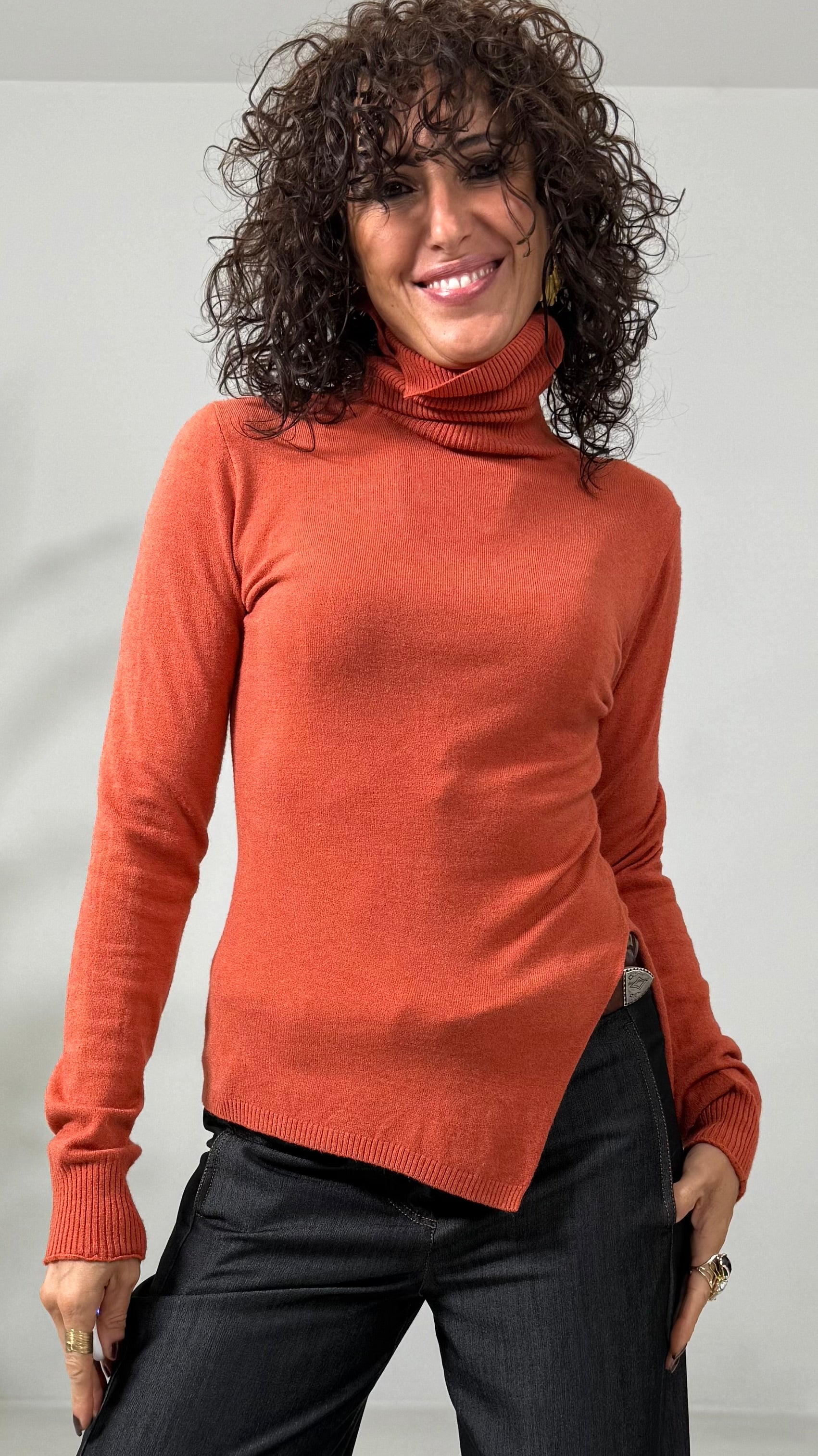 MAGLIA COLLO ALTO E SPACCO DAVANTI IN CALDA VISCOSA