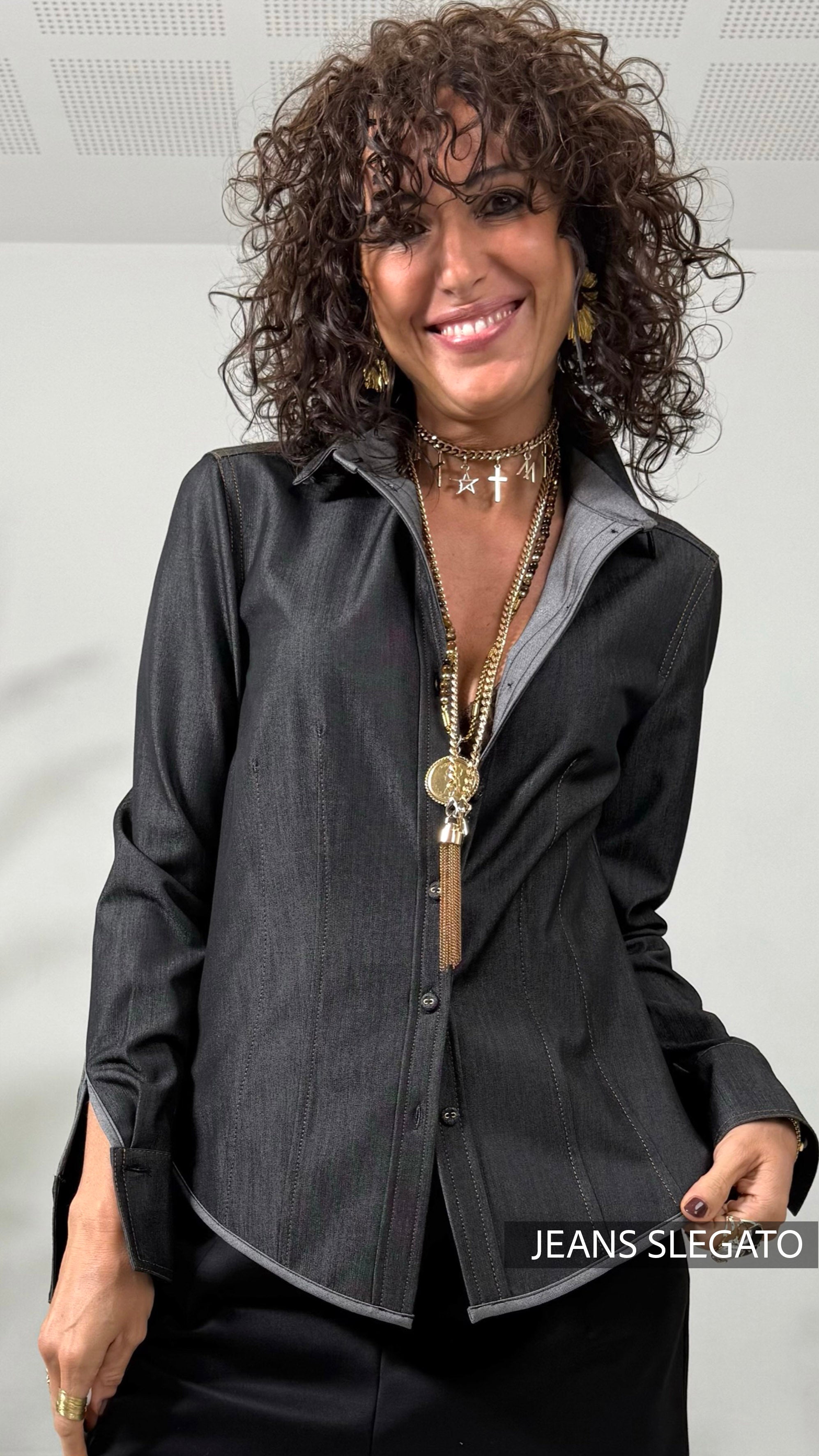 CAMICIA SFIANCATA IN JEANS SLEGATO CON IMPUNTURE