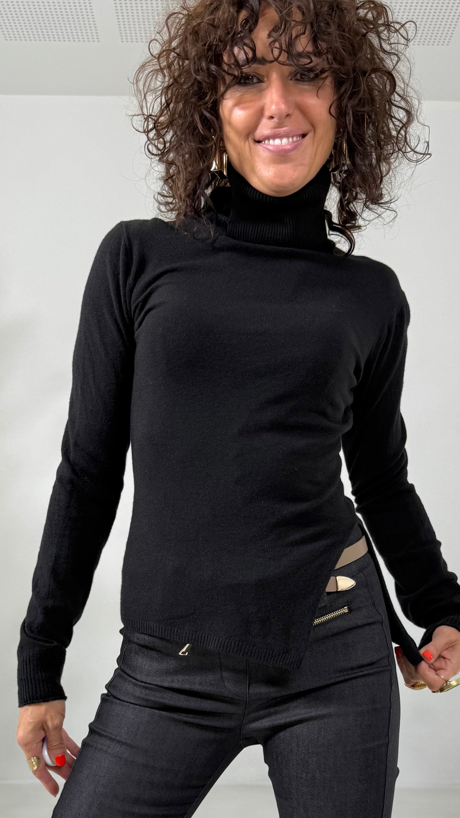 MAGLIA COLLO ALTO E SPACCO DAVANTI IN CALDA VISCOSA