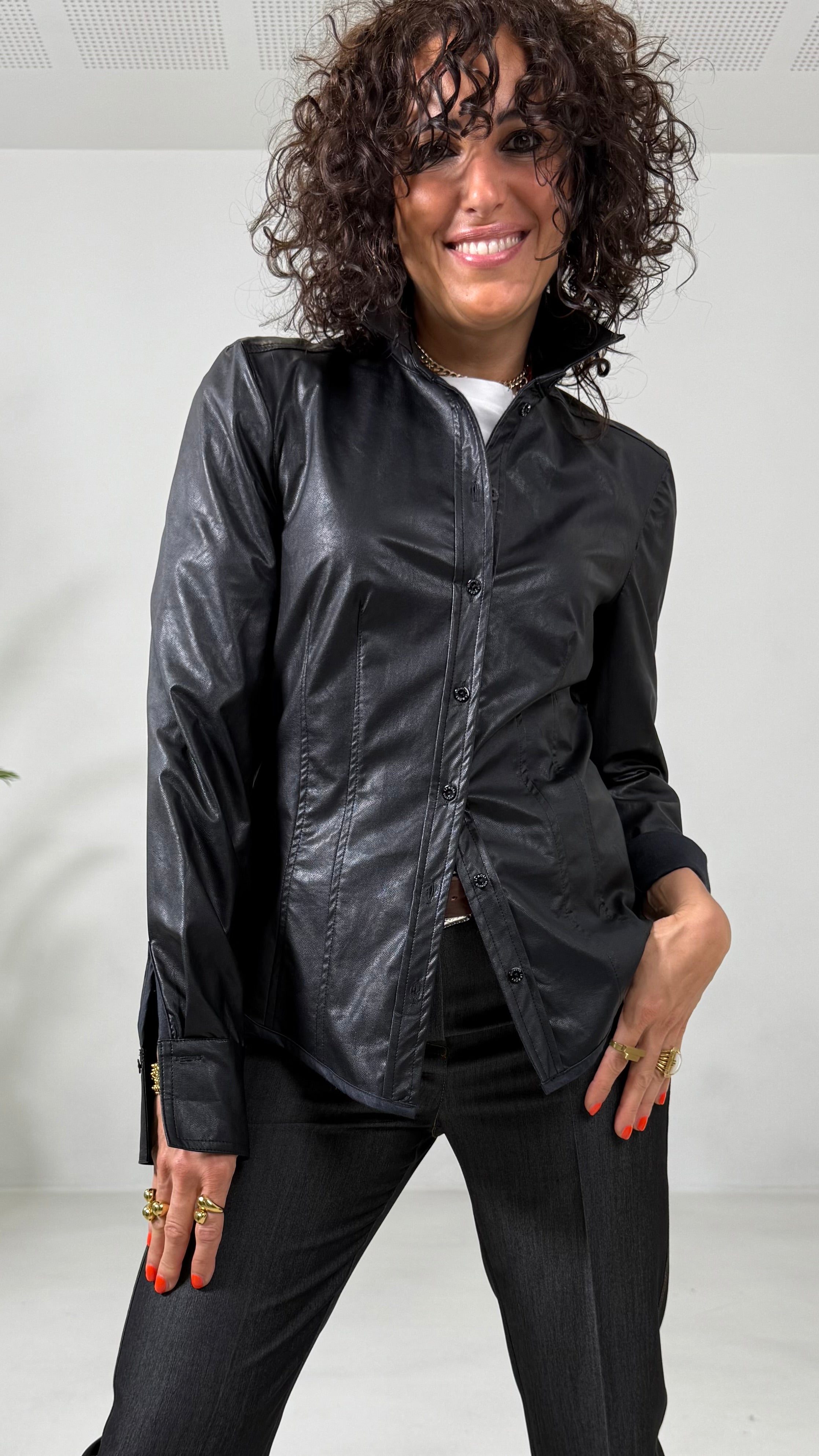 CAMICIA SFIANCATA IN FINTA PELLE LEGGERA