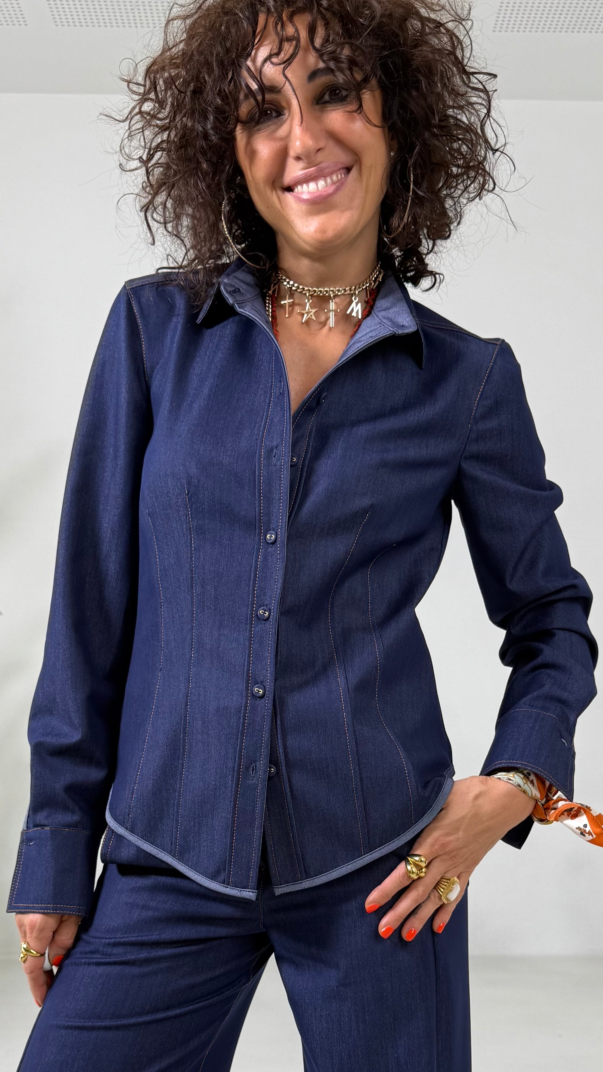 CAMICIA SFIANCATA IN JEANS SLEGATO CON IMPUNTURE
