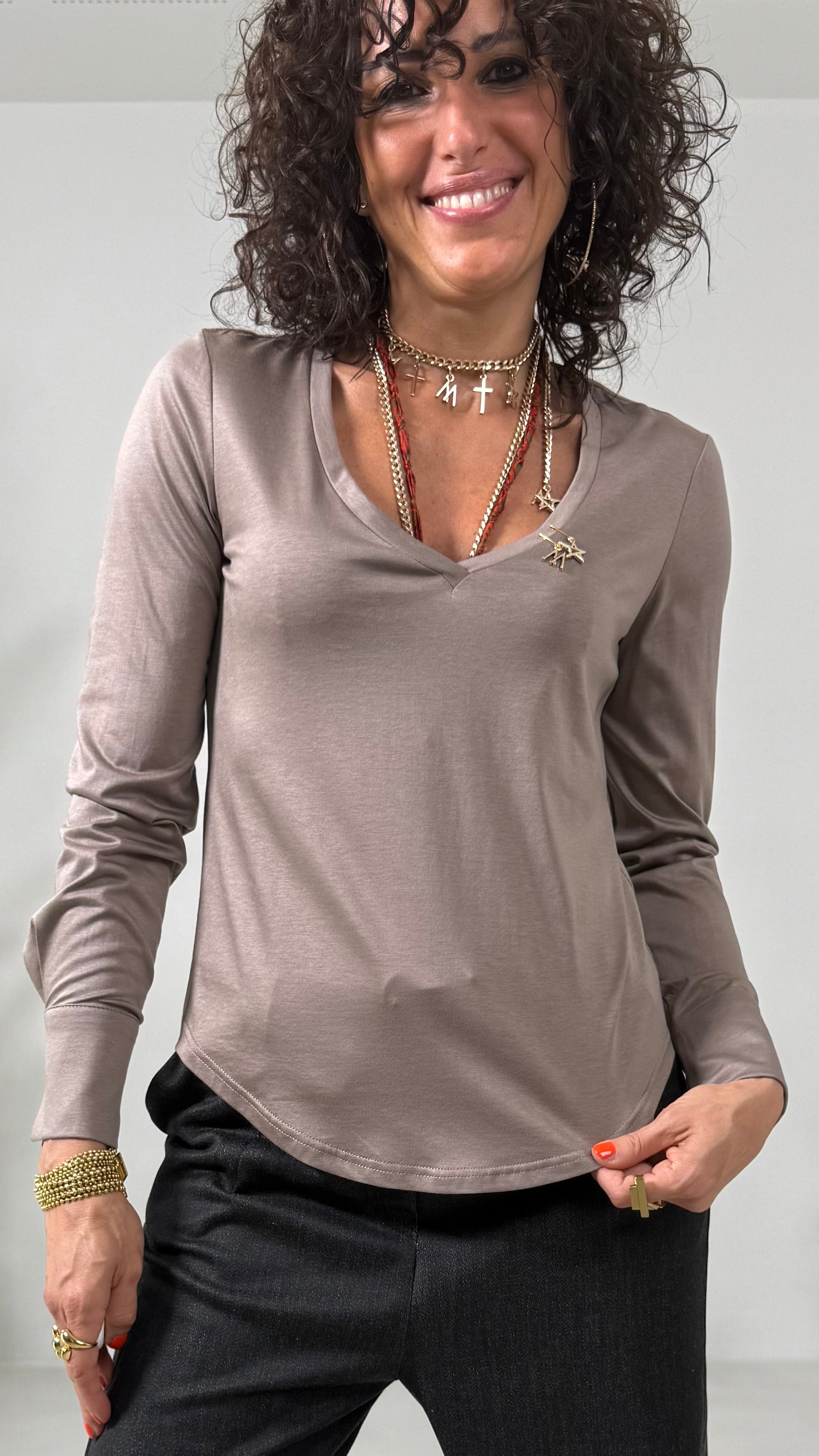 T-SHIRT BASICA CON SCOLLO A V IN JERSEY MODAL