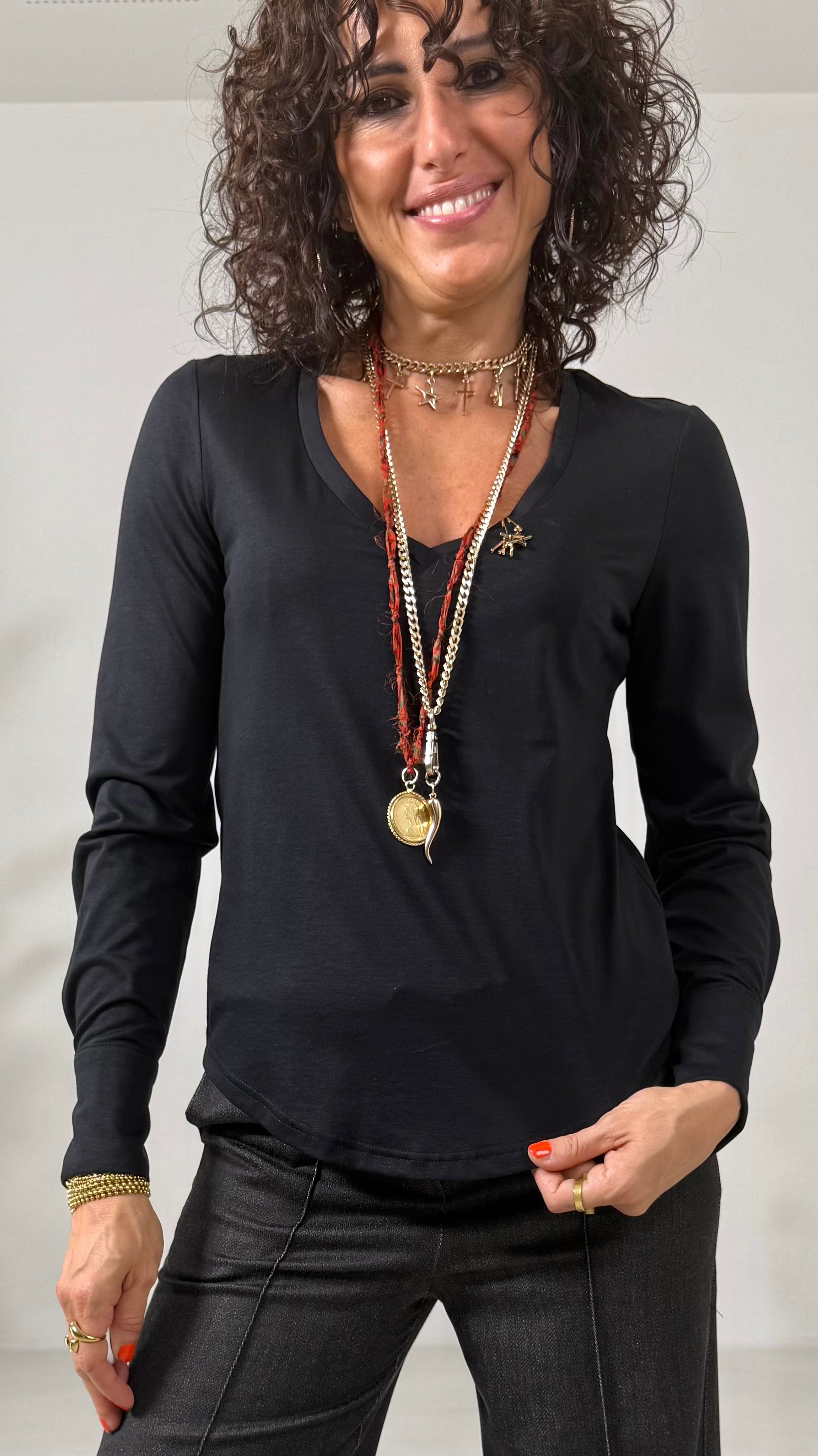 T-SHIRT BASICA CON SCOLLO A V IN JERSEY MODAL