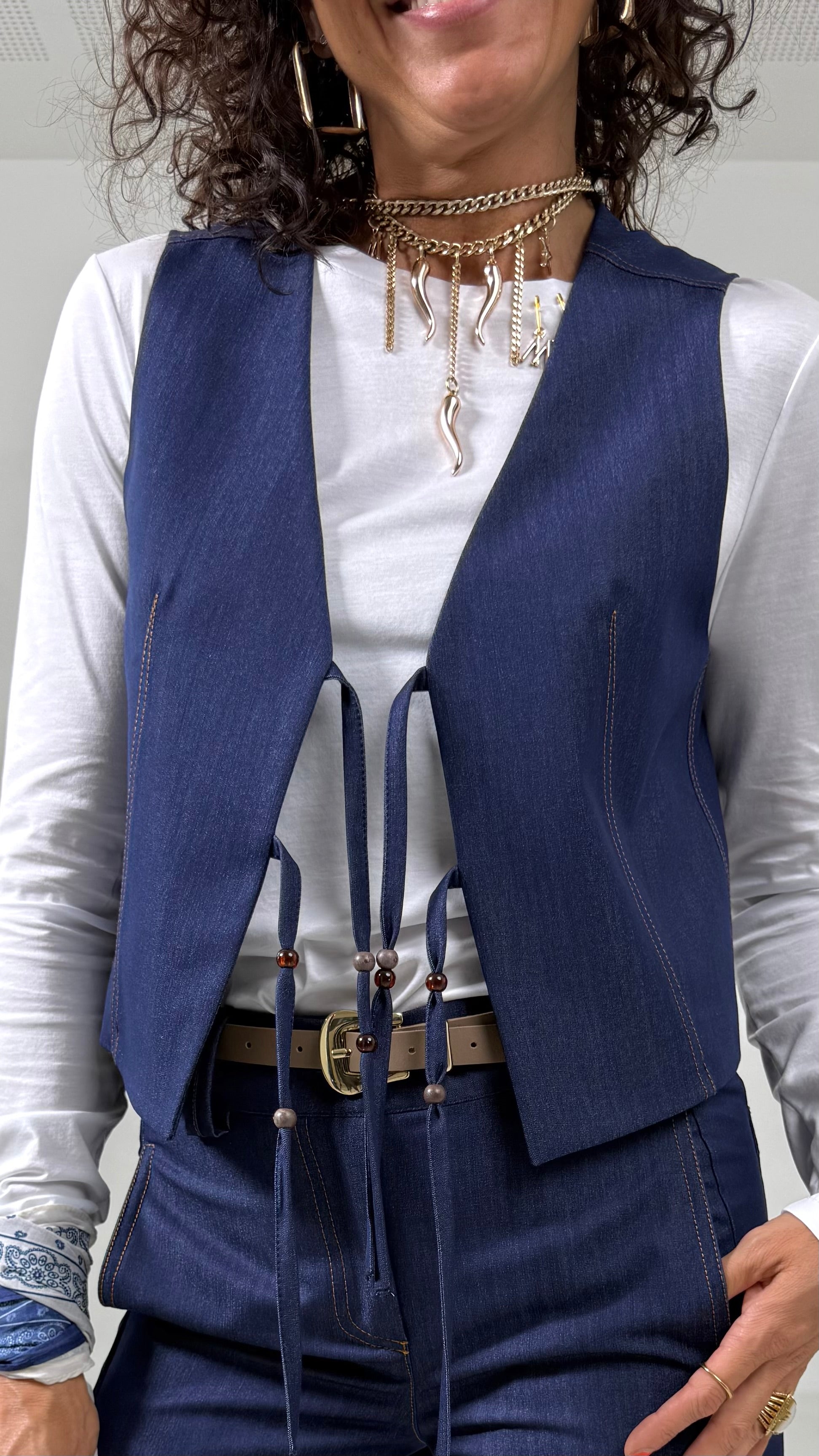 GILET IN JEANS SLEGATO CON LACCI