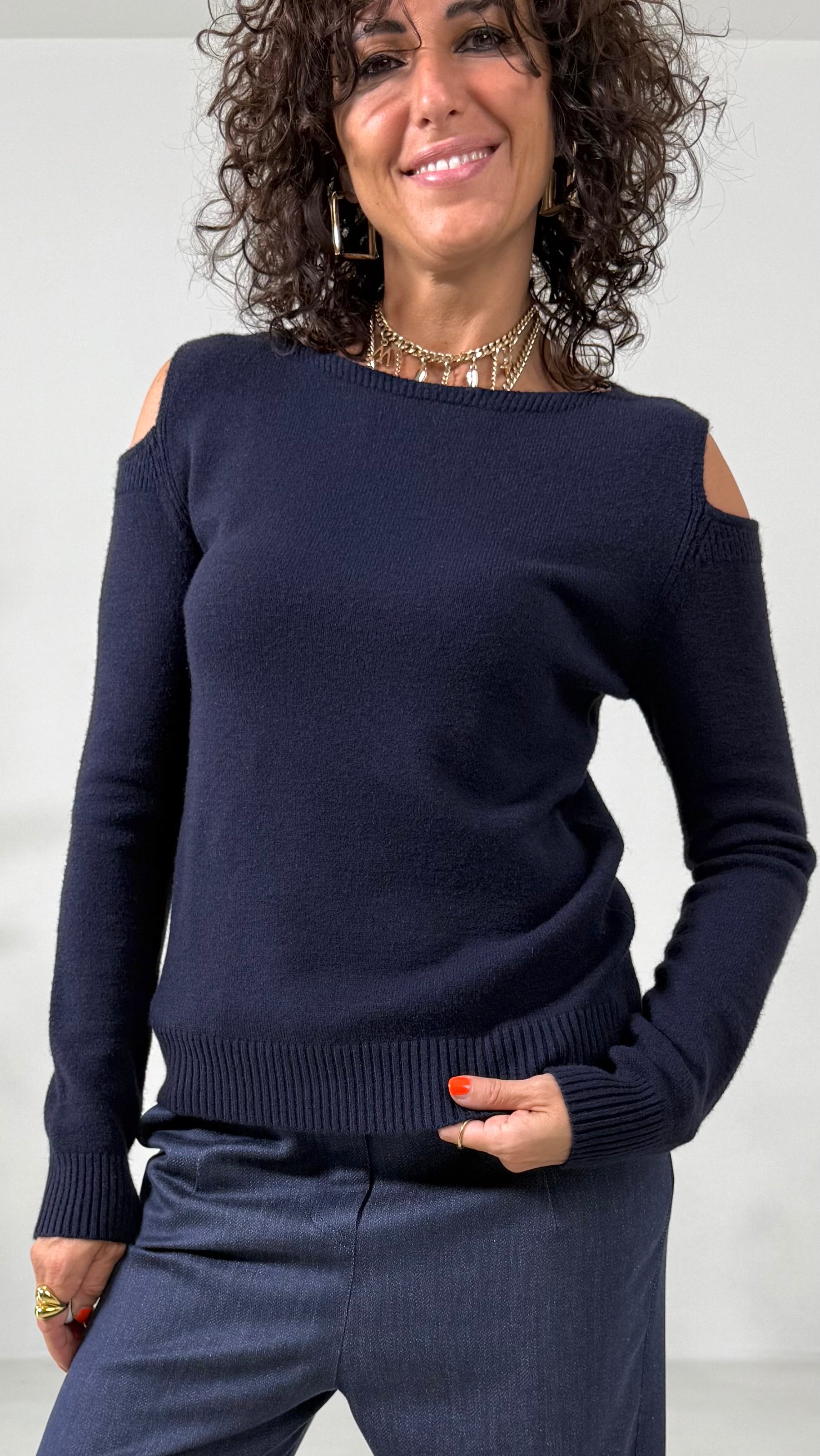 MAGLIA CON APERTURE SPALLE IN CALDA VISCOSA