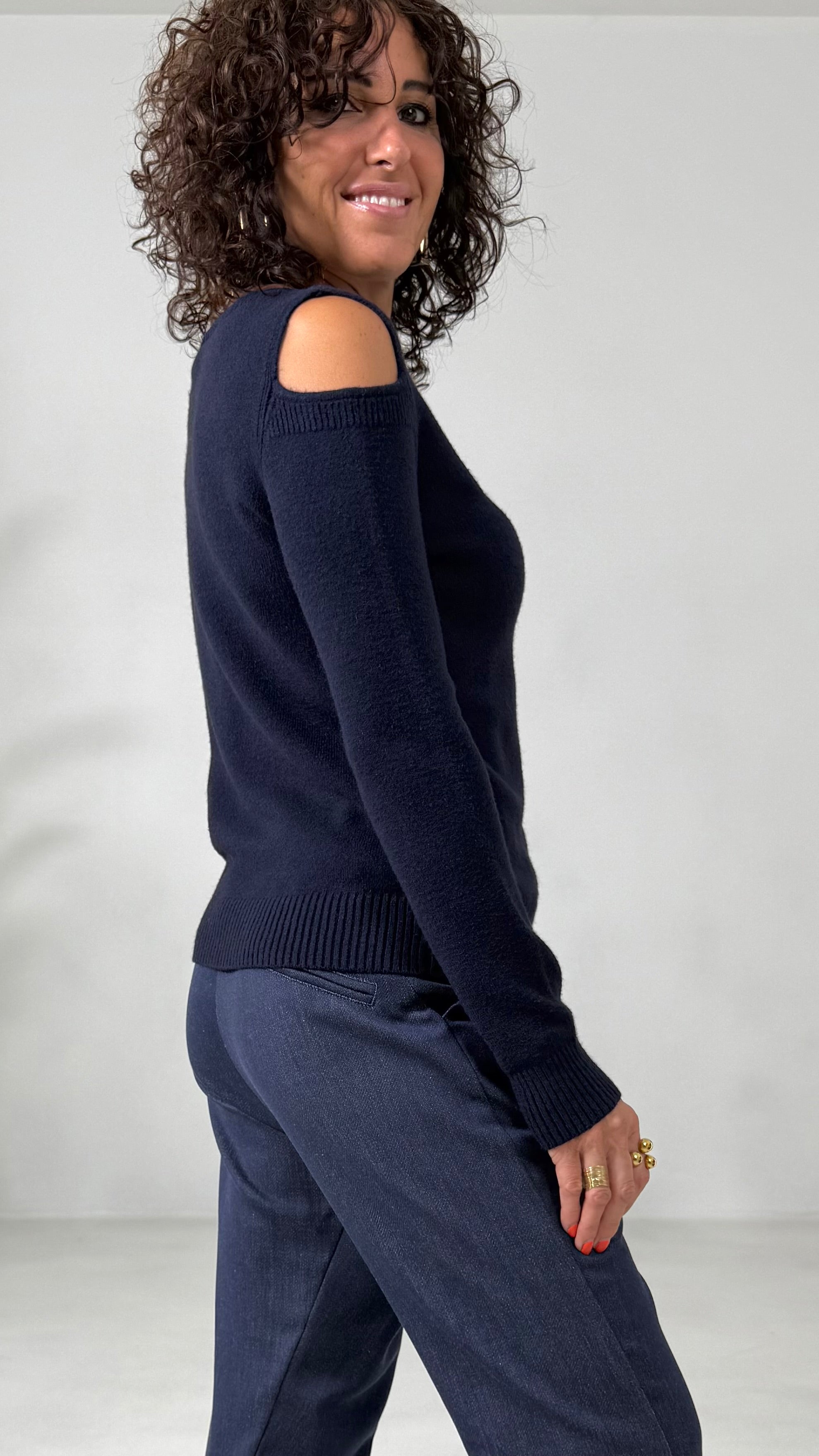 MAGLIA CON APERTURE SPALLE IN CALDA VISCOSA