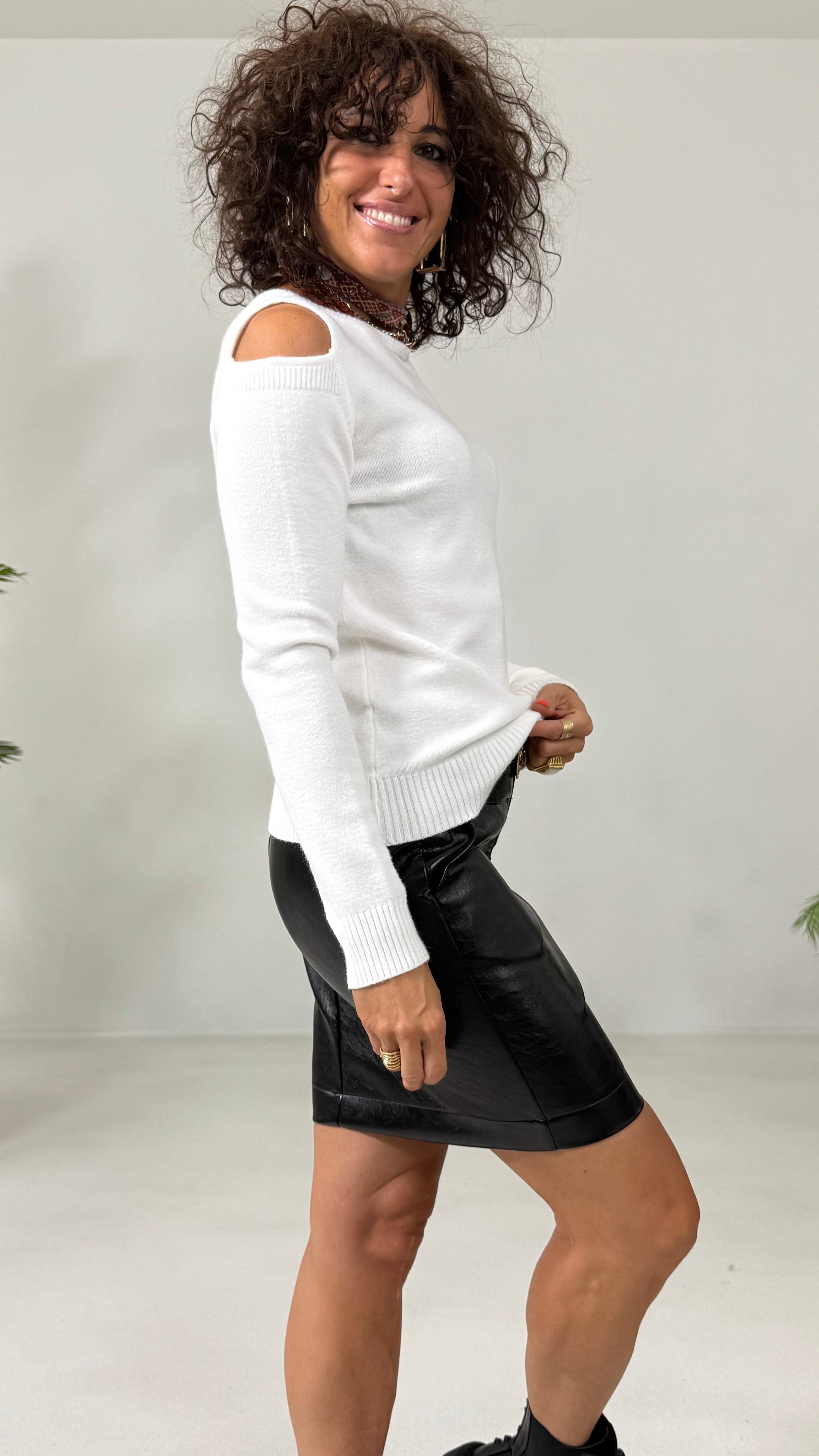 MAGLIA CON APERTURE SPALLE IN CALDA VISCOSA