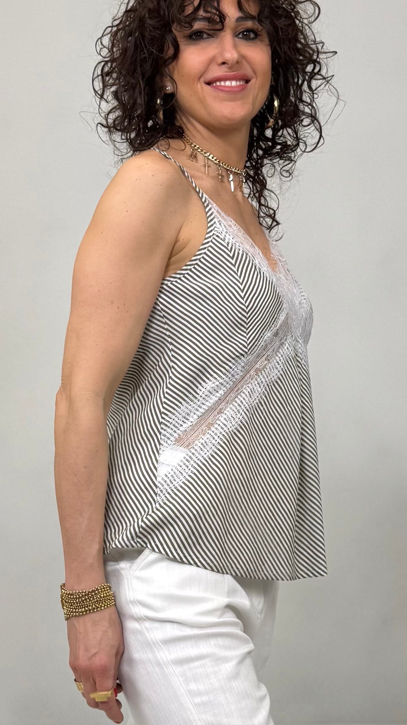 TOP A RIGHE CON PIZZO IN CONTRASTO