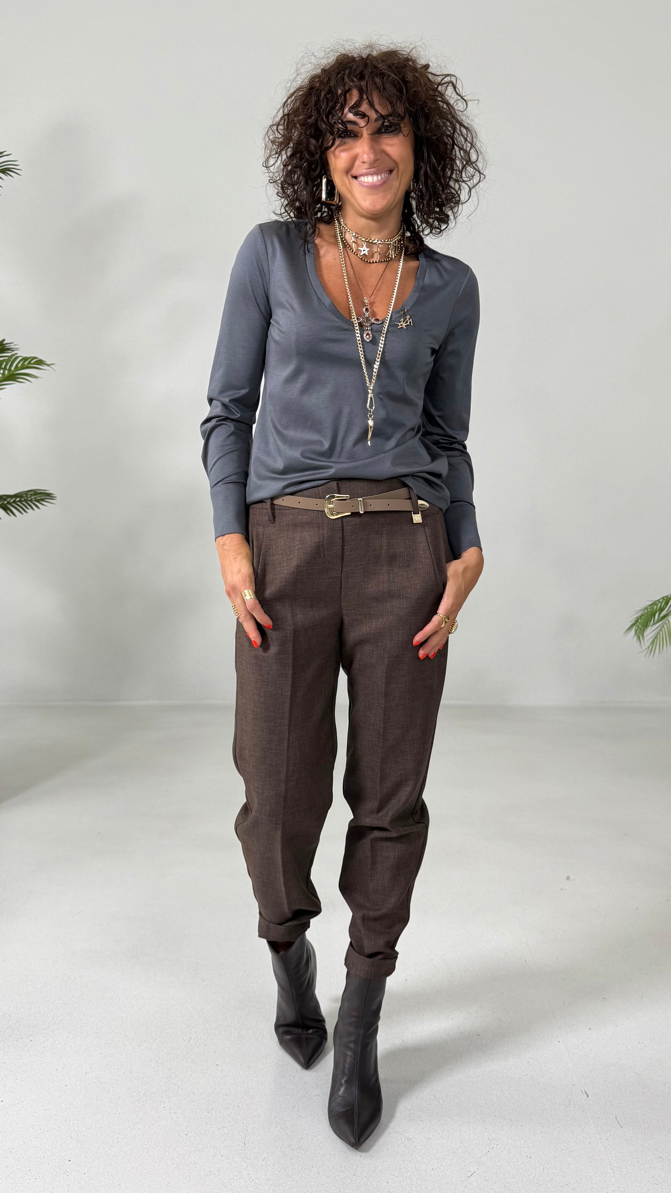 T-SHIRT BASICA CON SCOLLO A V IN JERSEY MODAL