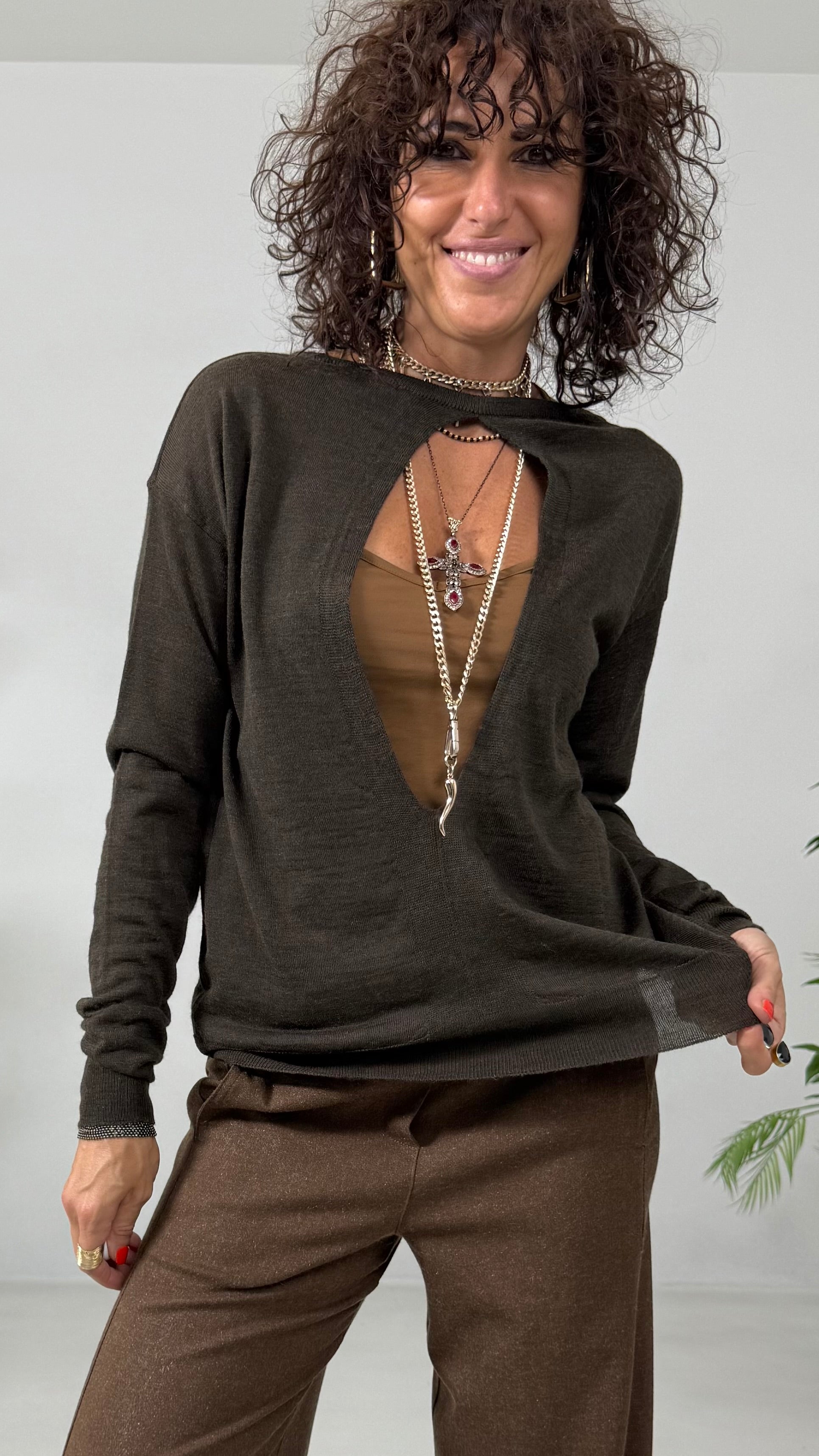 MAGLIA QUADRATA IN LANA VISCOSA CON APERTURA A GOCCIA