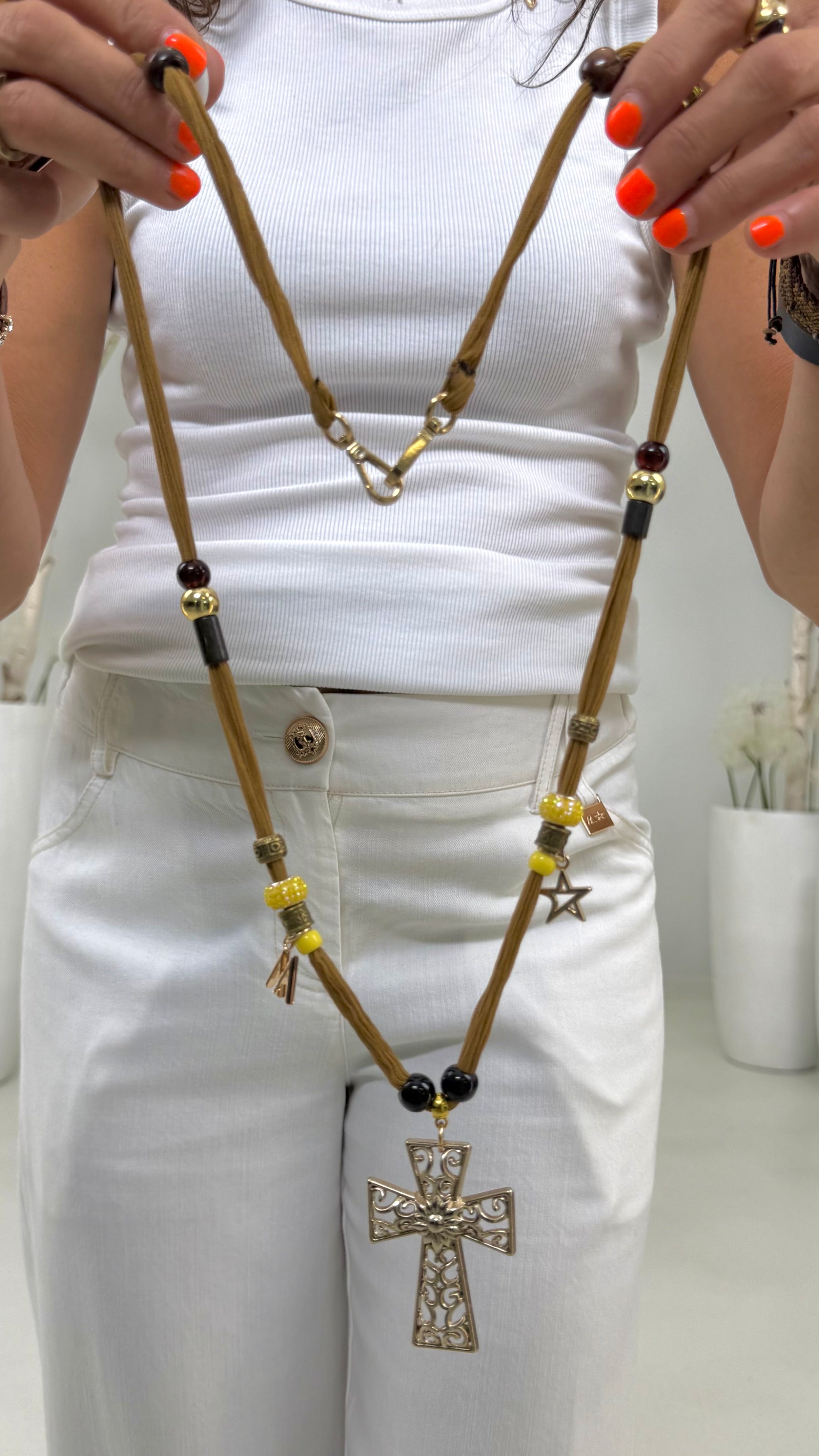 COLLANA IN TESSUTO CON PERLINE E CROCE