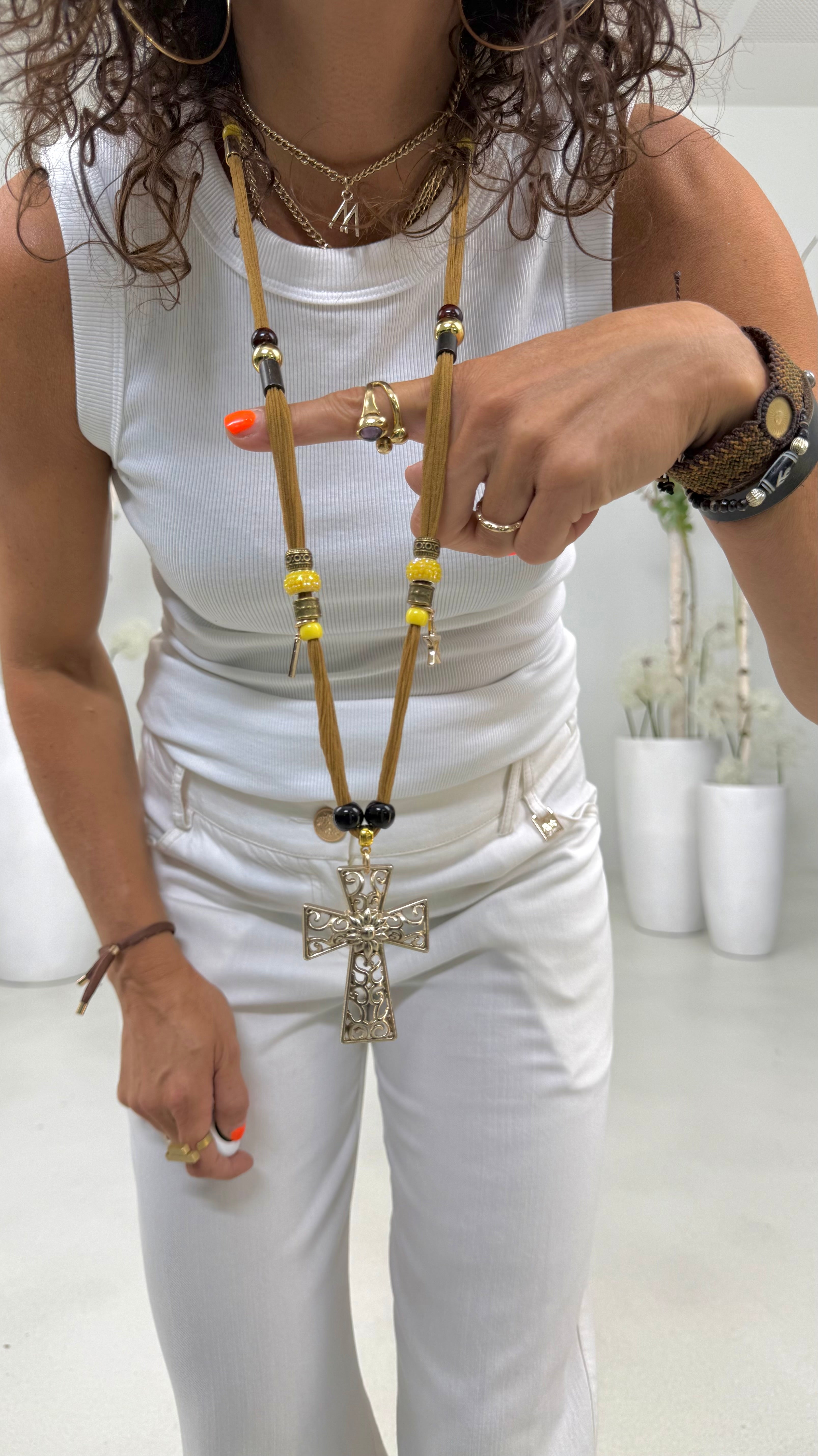 COLLANA IN TESSUTO CON PERLINE E CROCE