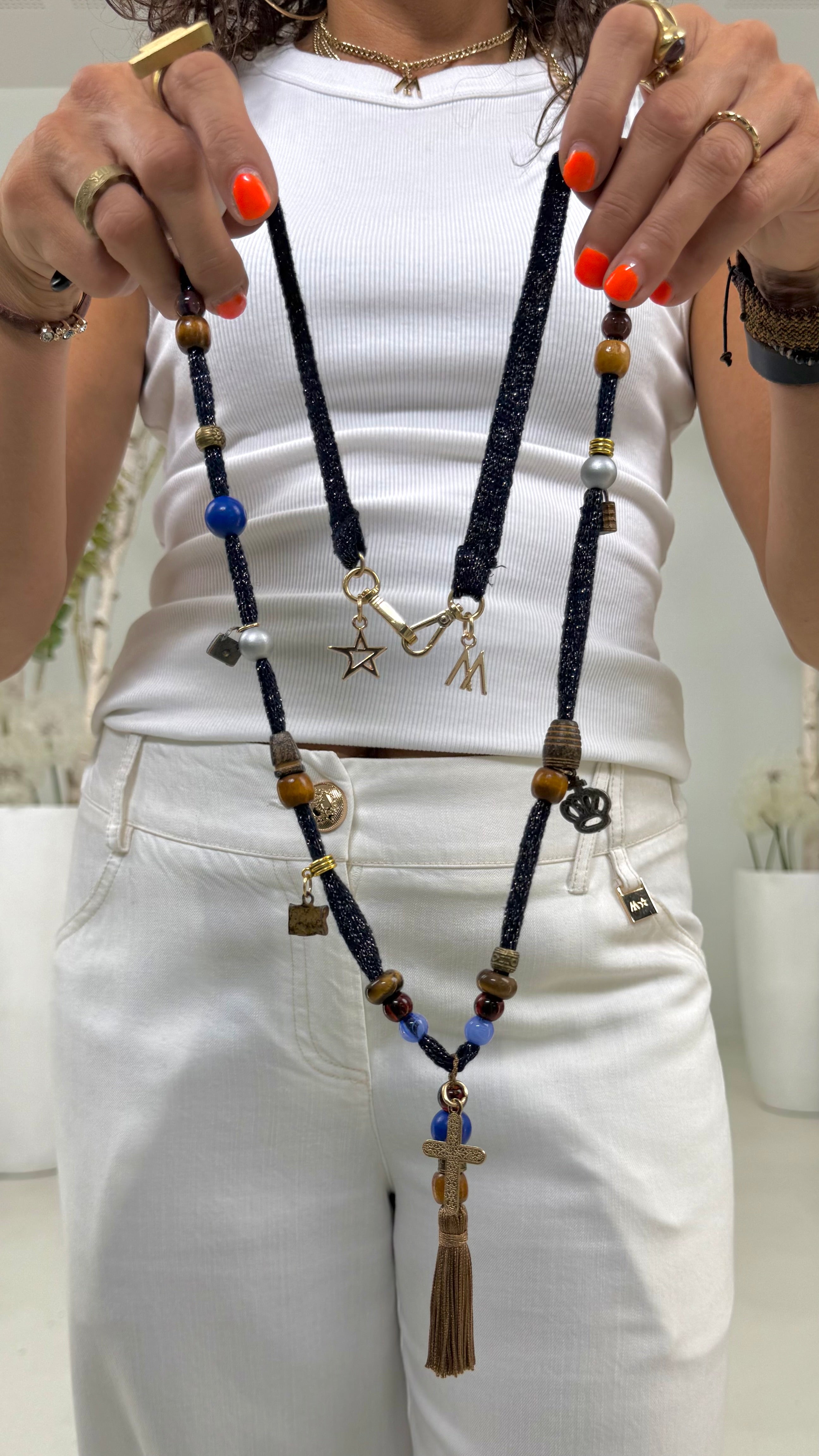 COLLANA IN TESSUTO CON PERLINE E NAPPA