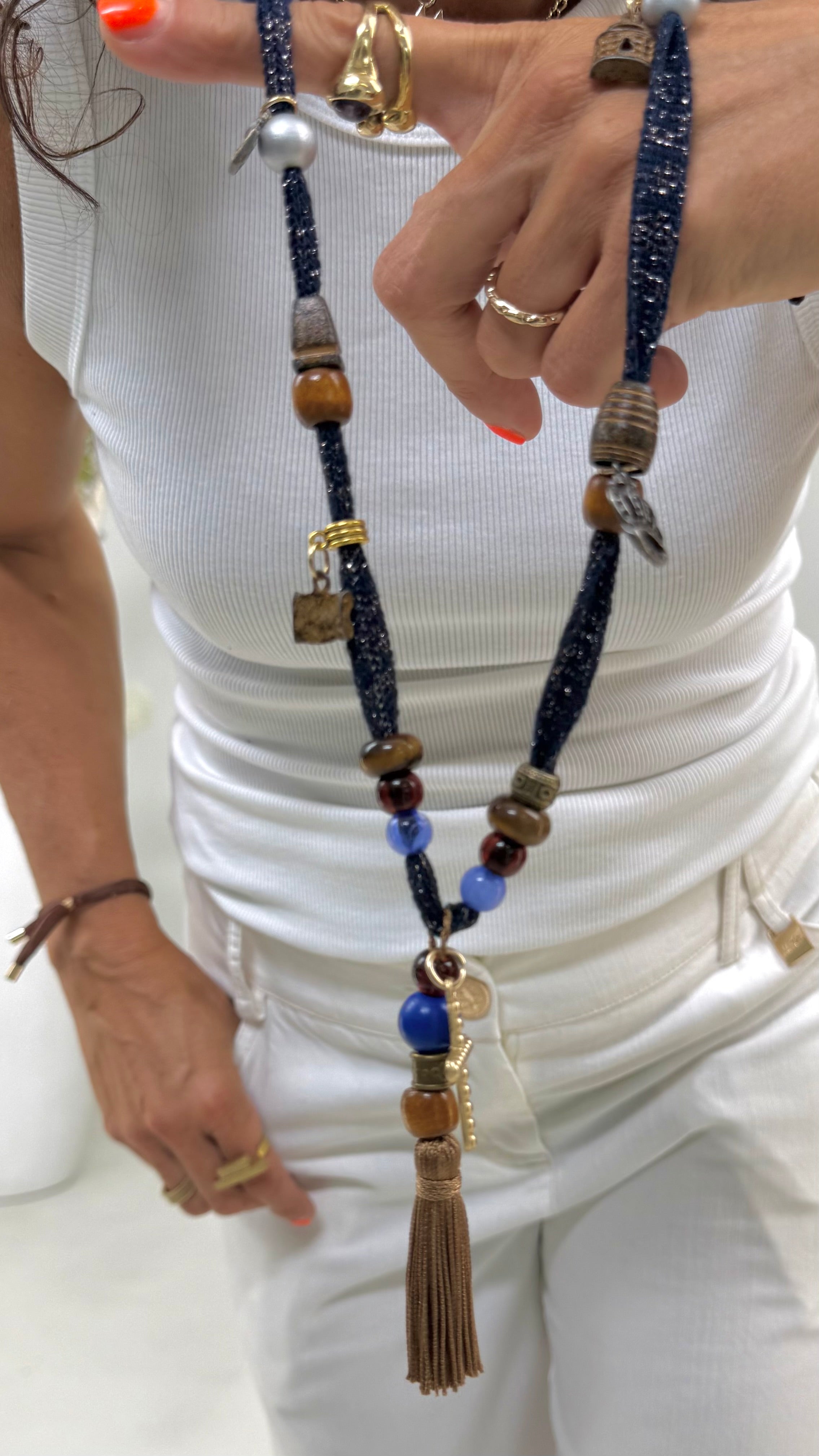 COLLANA IN TESSUTO CON PERLINE E NAPPA