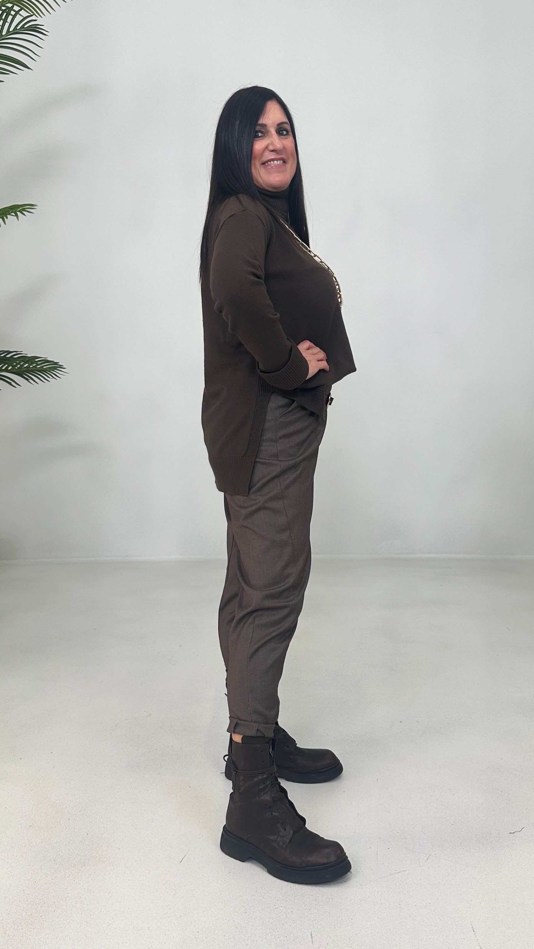 MAGLIONCINO QUADRATO IN CALDA VISCOSA COLLO ALTO E SPACCHI