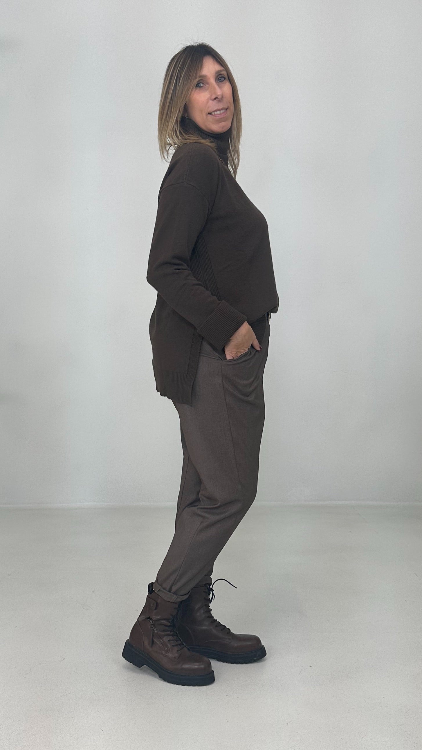 MAGLIONCINO QUADRATO IN CALDA VISCOSA COLLO ALTO E SPACCHI