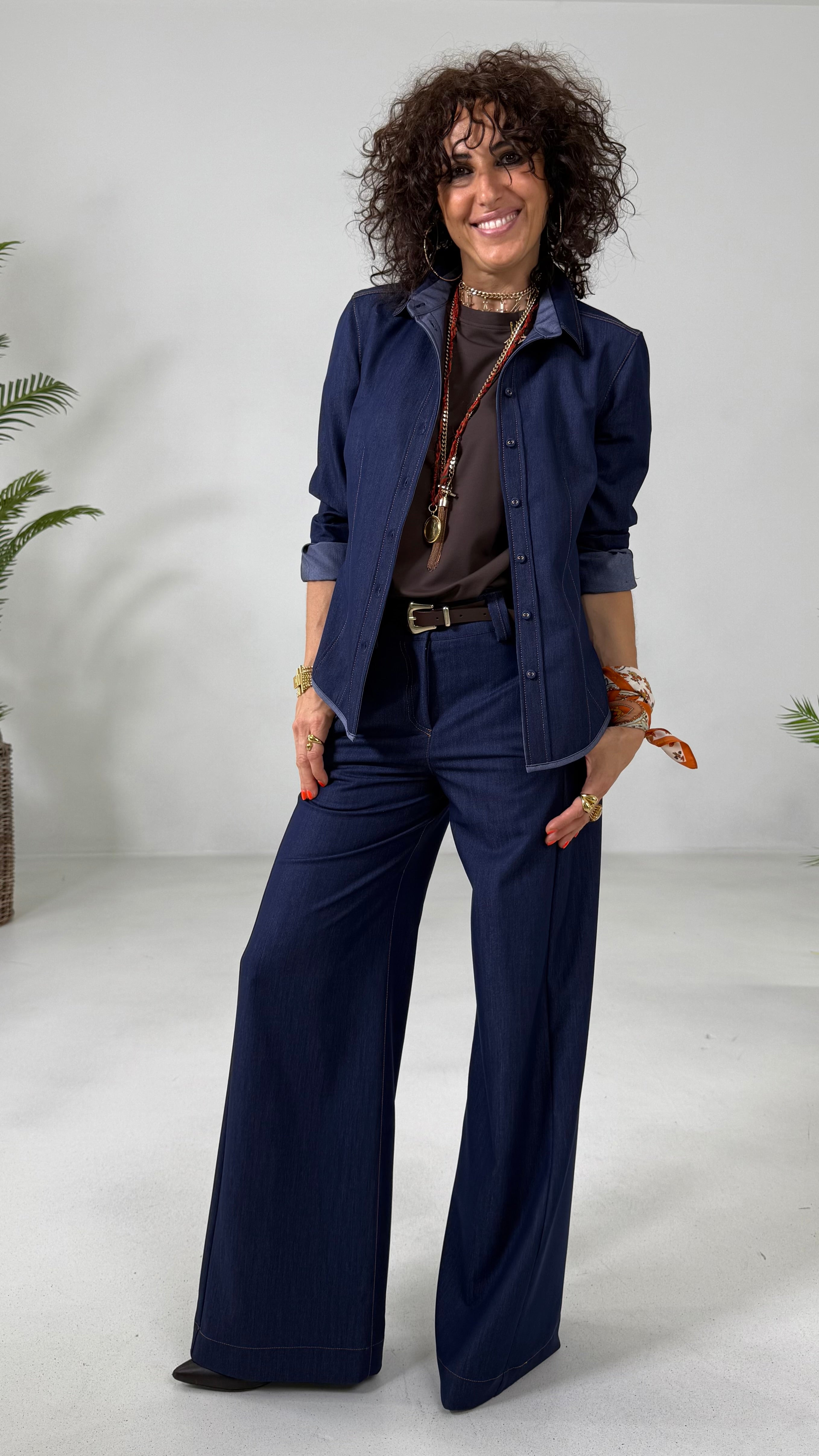 CAMICIA SFIANCATA IN JEANS SLEGATO CON IMPUNTURE